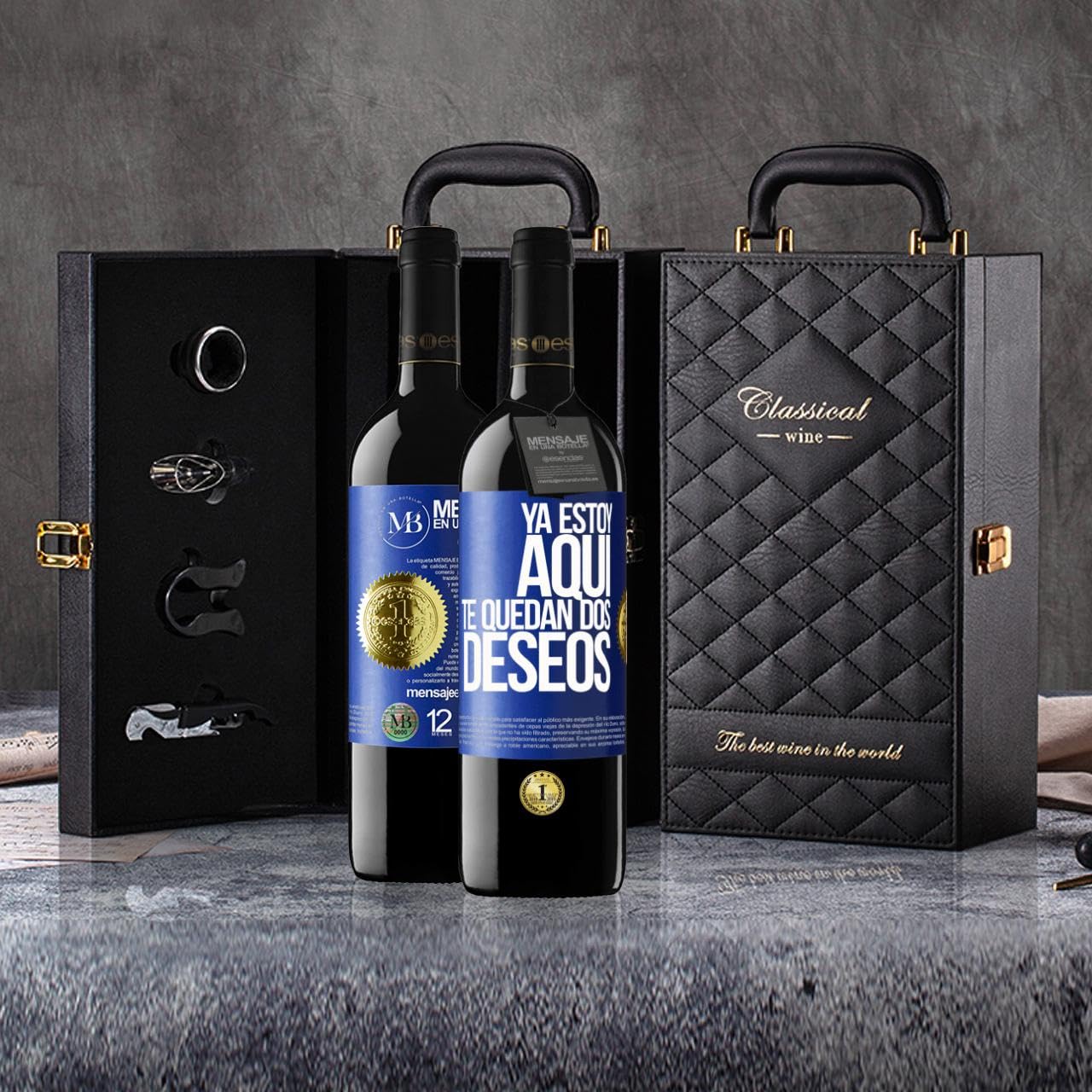 «Ya estoy aquí Te quedan dos deseos» Mensaje en una Botella. Estuche-Maletín de LUJO 2x Vino Tinto Premium Reserva 12 Meses y Set de 4 Accesorios. Etiqueta Azul PERSONALIZABLE