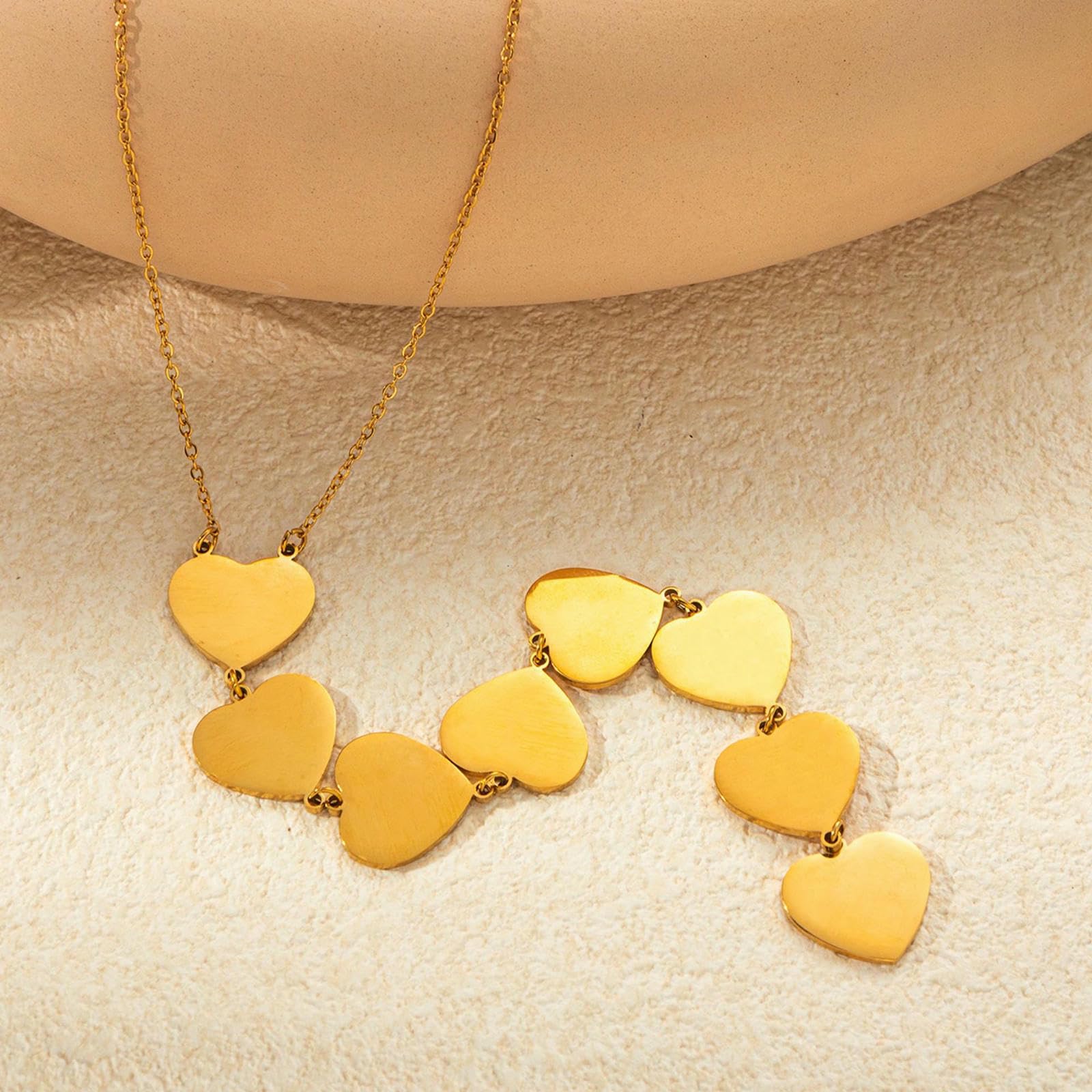 Collana in acciaio con ciondolo a forma di cuore geometrico. Gioielli minimalisti a strati per accessori per l'uso quotidiano