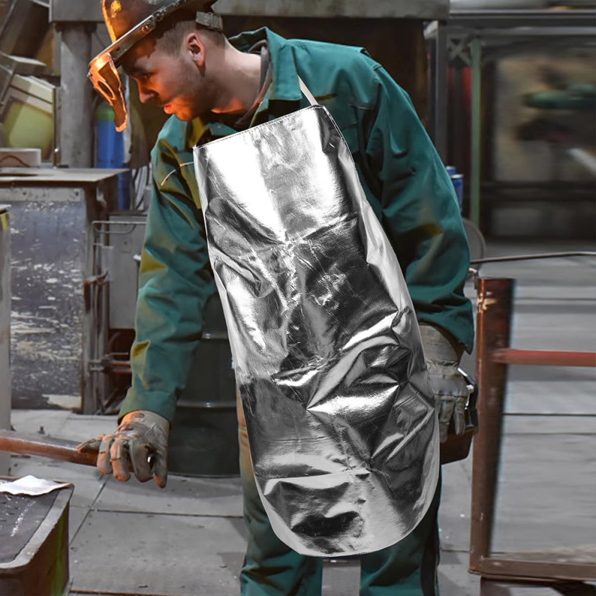 Hochtemperaturbeständige Aluminiumfolie Schürze Feuerfeste Sicherheitsschürze mit Verstellbaren Trägern Hitzeschützende Industrieschürze für Schweiß und Kocharbeiten (ca 110x70