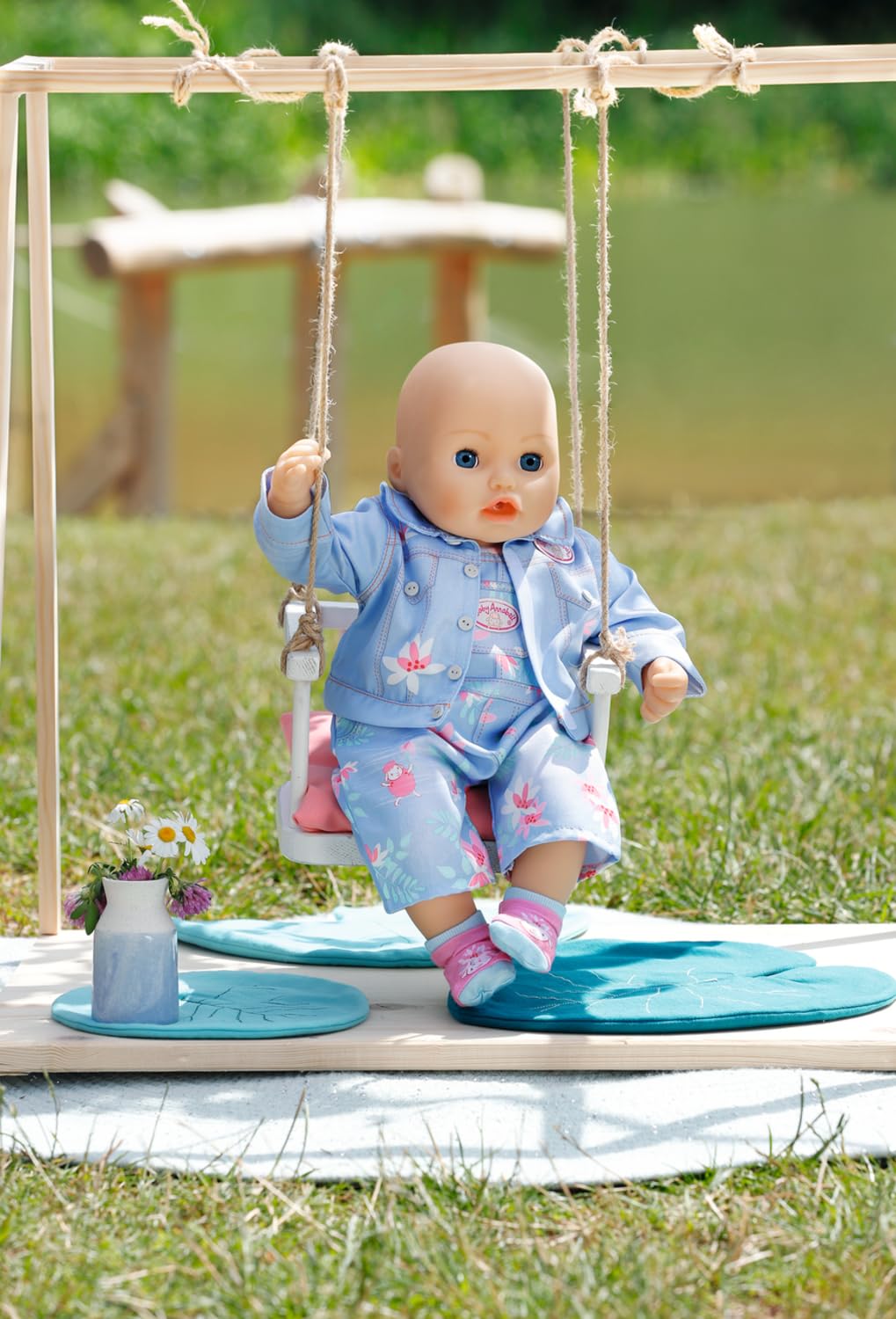 Baby Annabell Active Deluxe Jeans zestaw 43 cm - kwiatowy wzór - łatwy dla małych dłoni, kreatywna zabawa promuje empatię i umiejętności społeczne, dla małych dzieci w wieku od 3 lat - zawiera