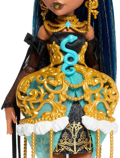 Monster High Cumplespantos Cleo De Nile Muñeca con vestido de fiesta dorado y accesorios temáticos como una invitación, un globo, un regalo, un pintalabios y mucho más, JBG76 - 4