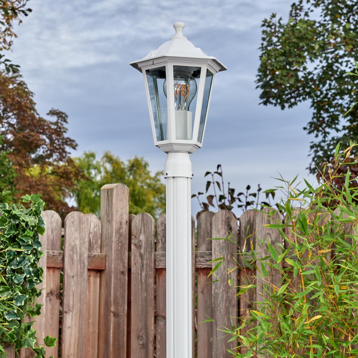 HOFSTEIN Candélabre Loria, éclairage extérieur de chemin en métal/verre blanc/clair, éclairage de chemin au design vintage/antique/rustique pour jardin, extérieur, cour, hauteur 190 cm, 1 x E27, IP44