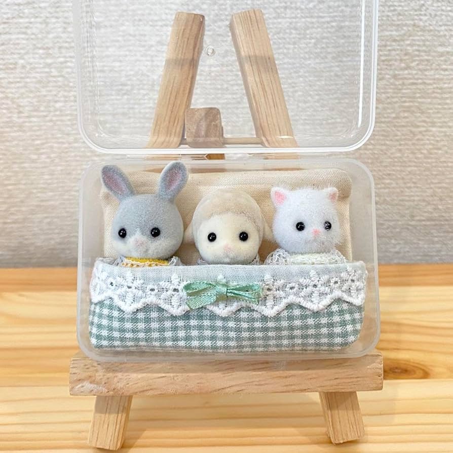 シルバニアファミリー　赤ちゃんお布団と収納ケース Amazon.co.jp: シルバニア 持ち運び お布団収納ケース 赤ちゃん