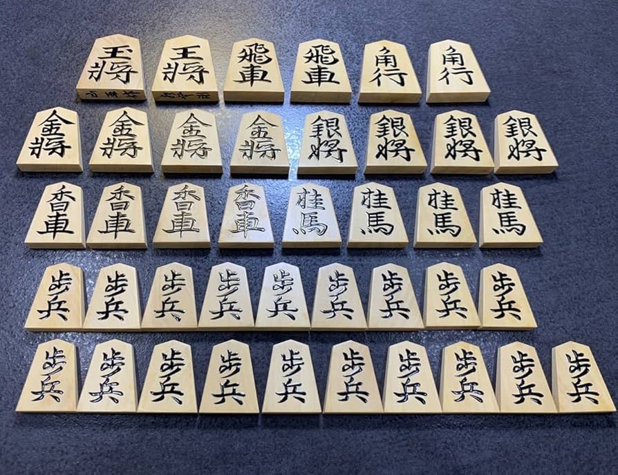 将棋盤と黄楊上駒 将棋駒 江陽作錦旗島黄楊銀目杢盛上将棋駒/桐製平箱付 新品