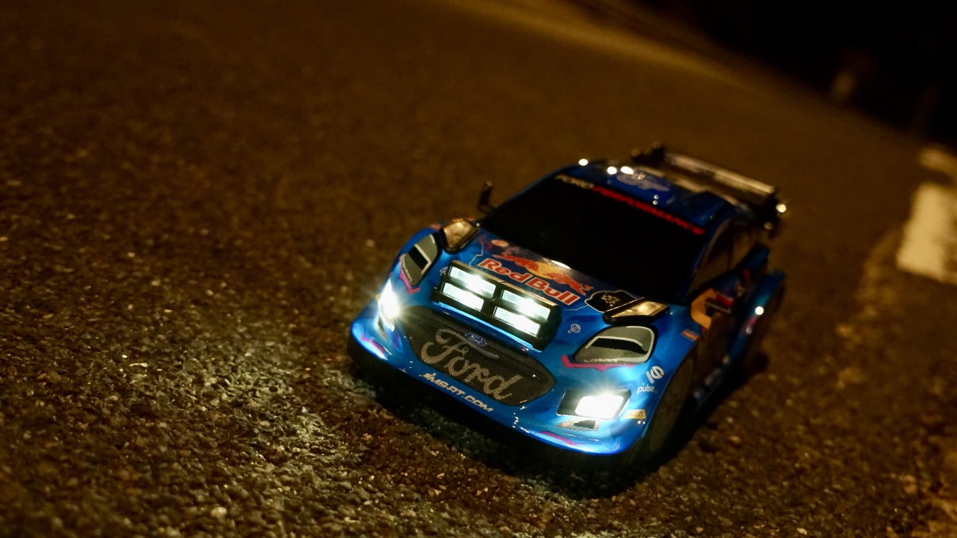 Nikko RC 10393 Night Mode M-Sport Ford Puma Hybrid #8 Tänak Voiture télécommandée avec phares LED, 25 cm, télécommande 2,4 GHz, portée de 40 m, pour Enfants à partir de 6 Ans, Bleue