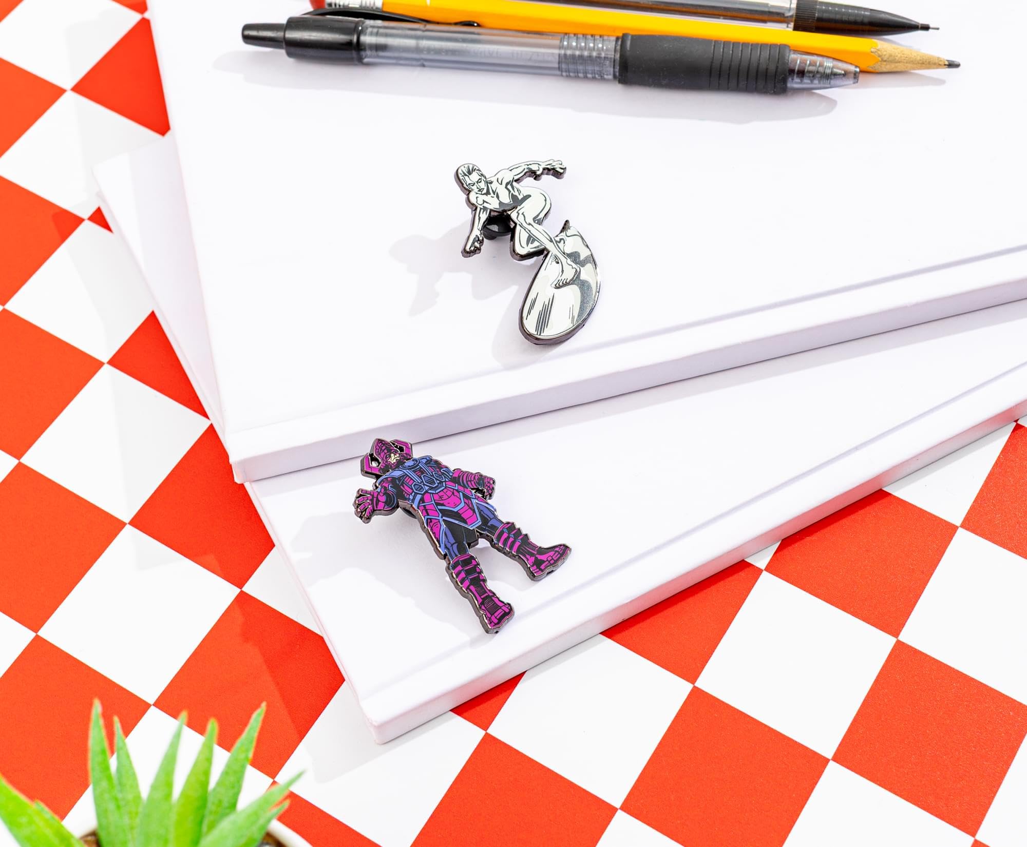 Marvel Studios The Fantastic Four: First Steps Galactus y Silver Surfer - Juego de pines esmaltados de 2 piezas | Accesorios para cordón, mochila