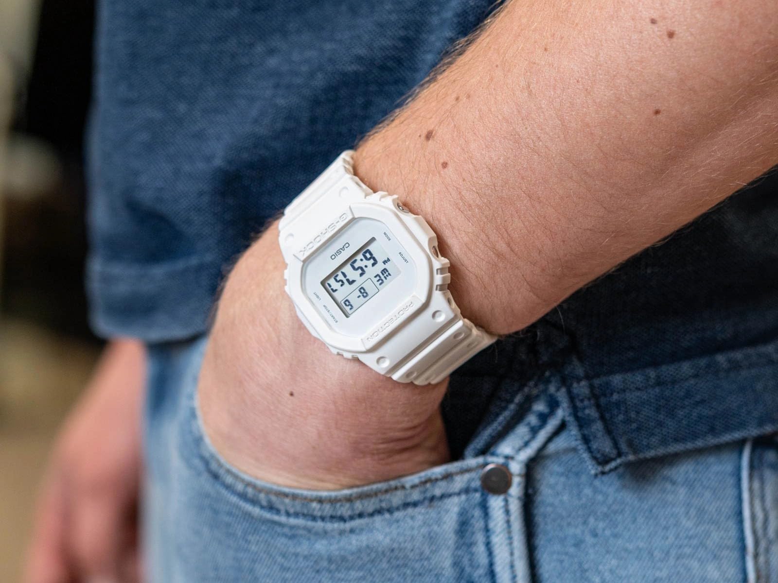 Casio G-Shock DW-5600WW-7ER Unisex Digital Quarz Armbanduhr, Kunststoffarmband, Mineral Glas, 20 Bar Wasserdicht, Stoppuhr, Countdown, Alarm, Weiß, 42mm