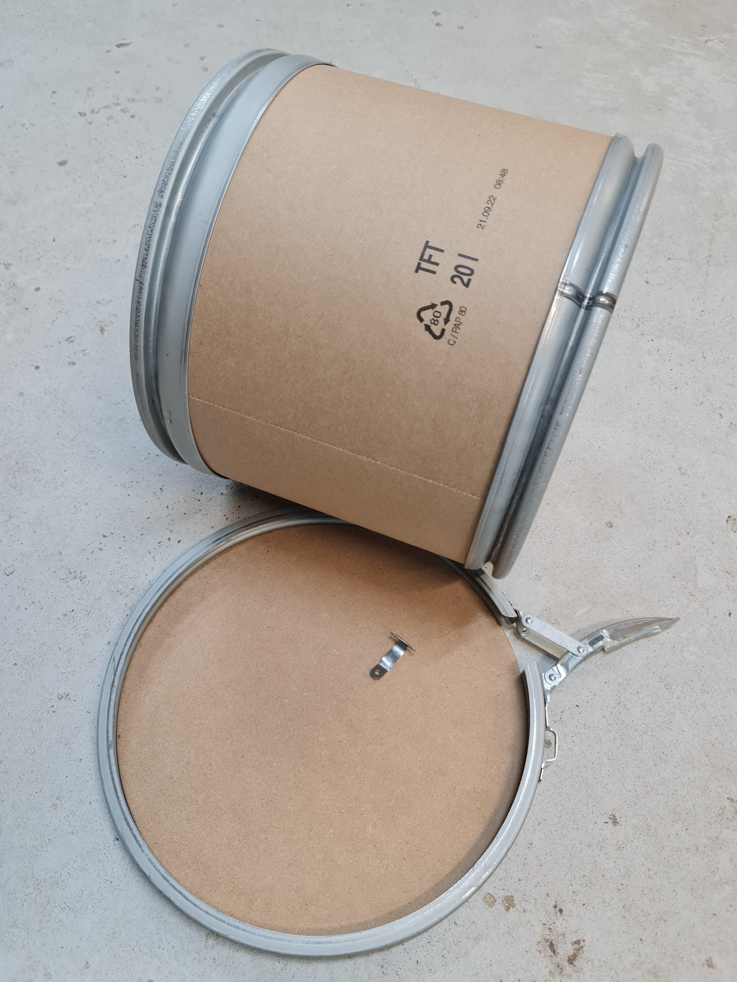Tambour en carton de 20 et 40 litres, avec couvercle en fibre rigide et anneau de serrage (20 litres)