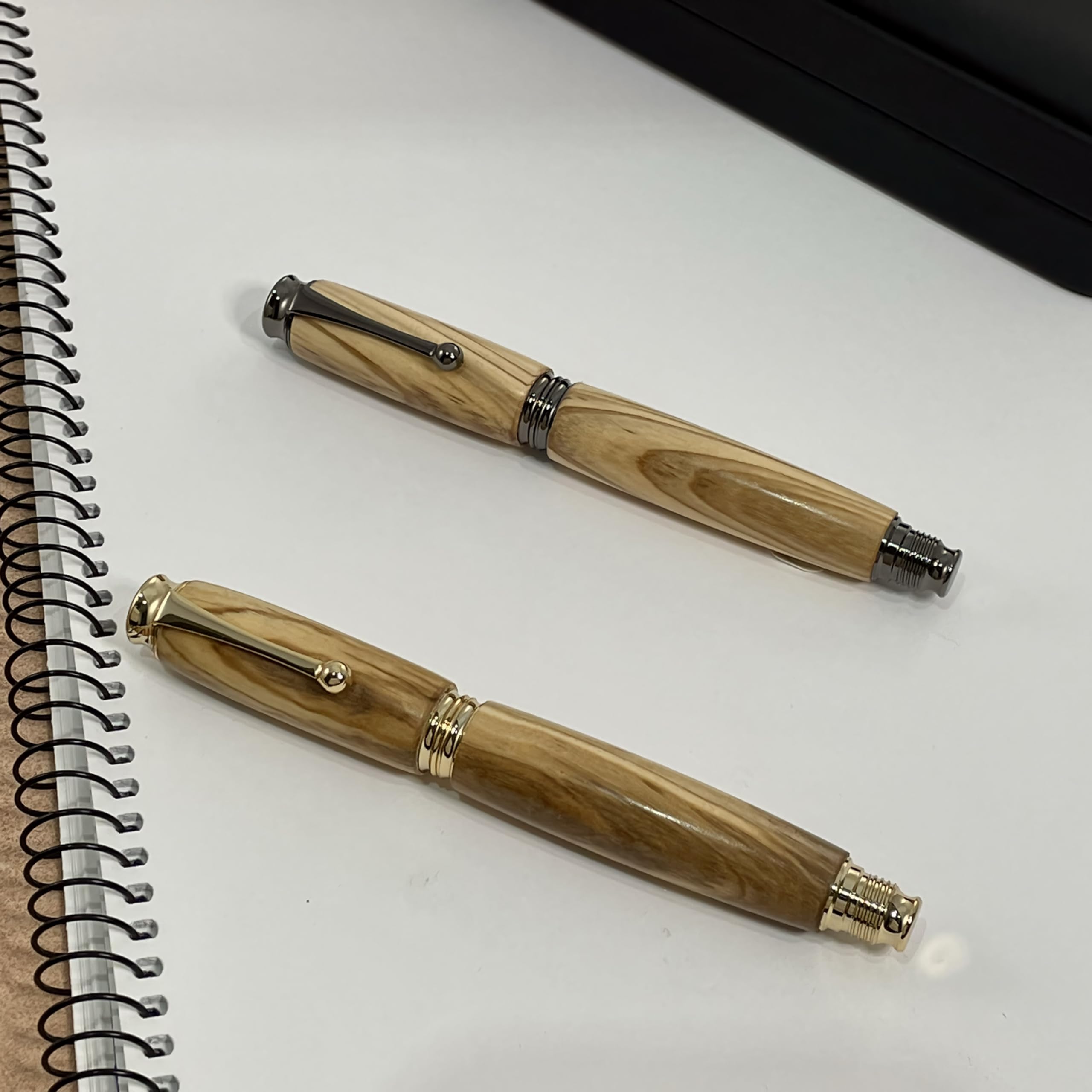 Parure 2 Stylos Premium Bois d'Olivier d'Italie. Fabriqué Main en France. Personnalisé avec gravure. Livré avec boîte cadeau luxe | Noël, Mariage, Noces, Homme, Femme, Anniversaire