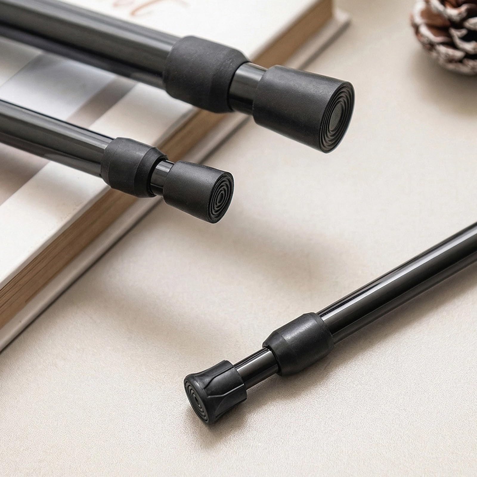 Duschstange Ohne Bohren Spanngardinenstange 30–280 cm | Klemmstange Duschvorhang mit Rutschfesten Gummifüßen, Geeignet für Dusche und Kleiderschrank(Black,50-90x1.3cm/20-36x0.5in)