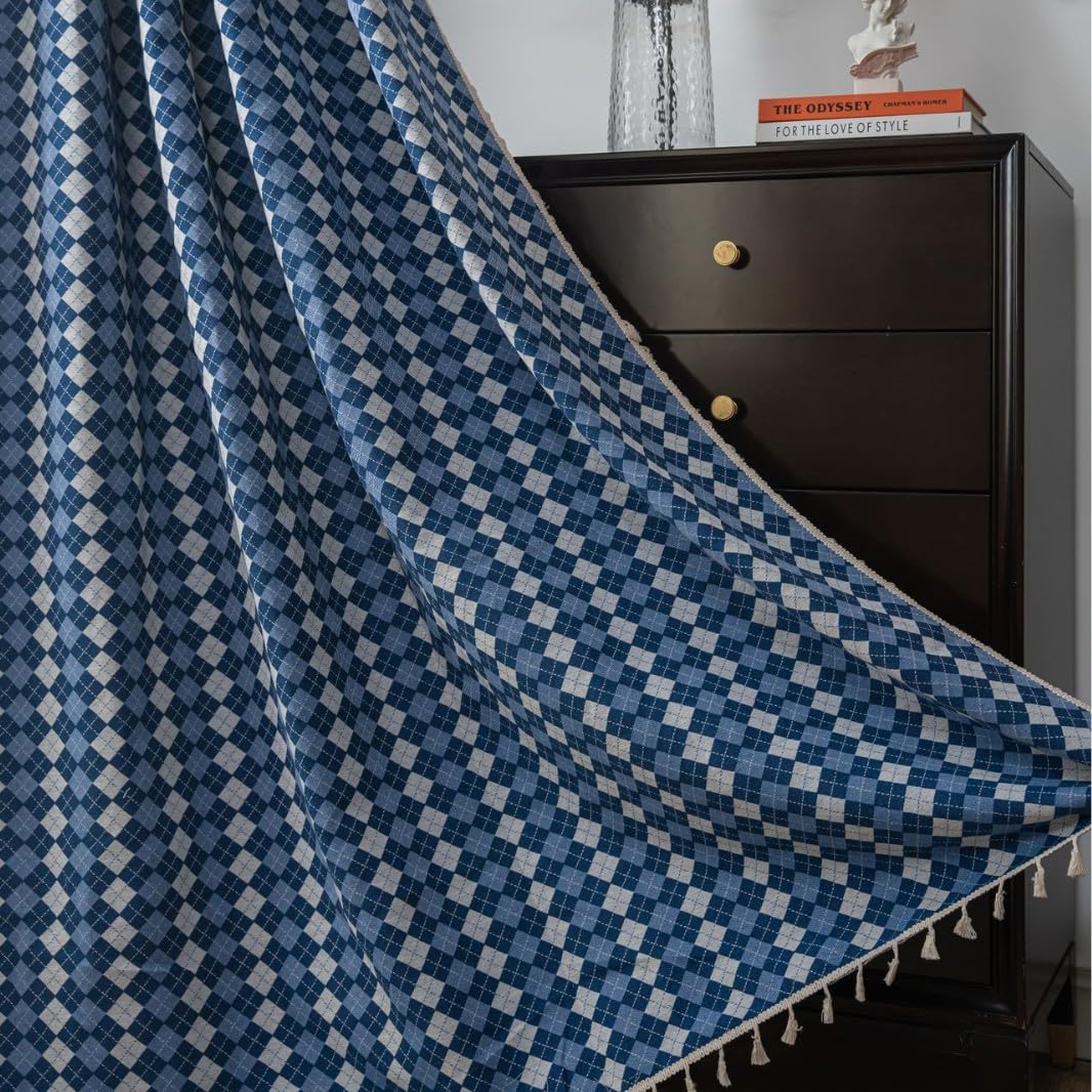 Rideau jacquard à carreaux style rétro bleu pour créer une ambiance cosy dans le salon