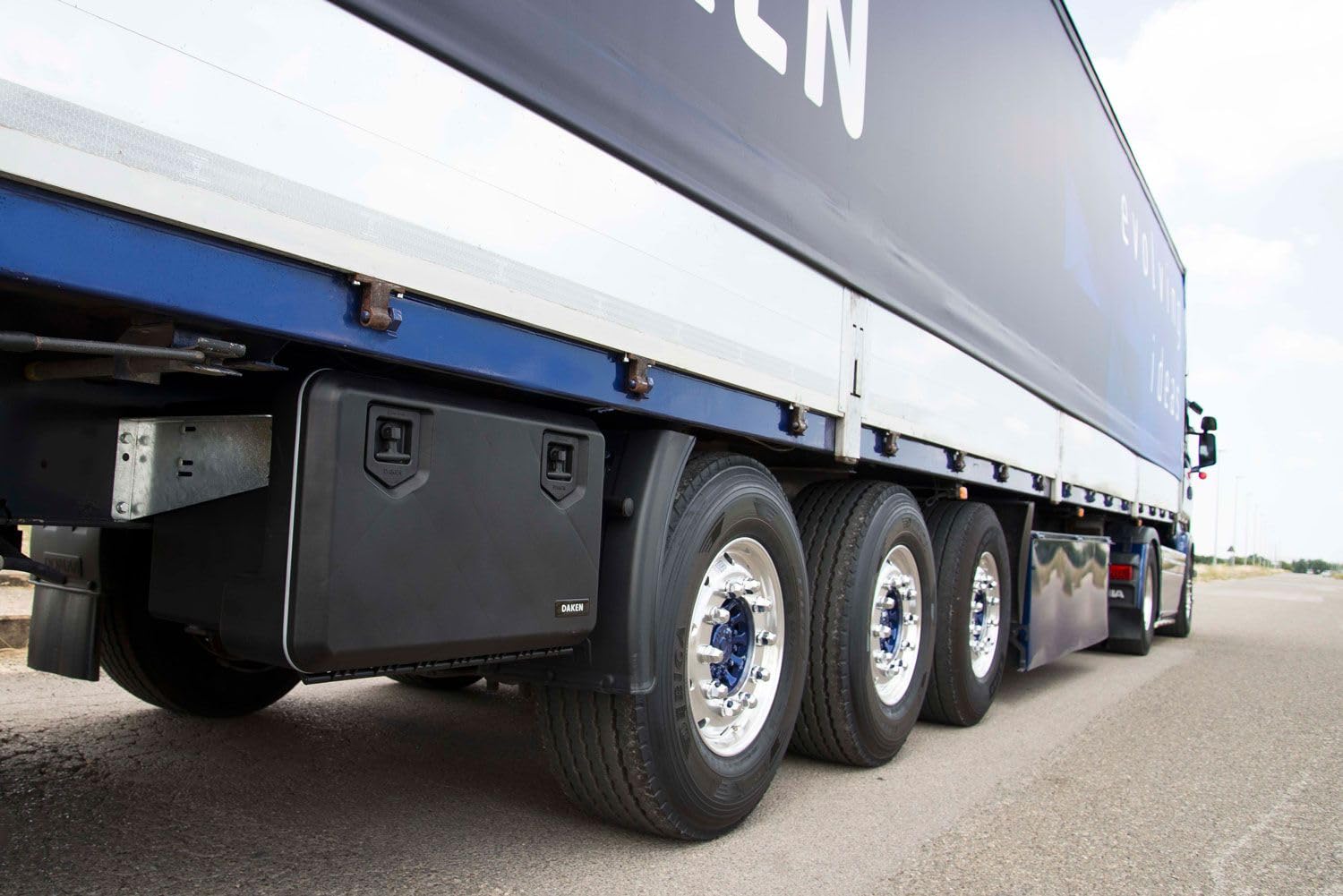 DAKEN Cassetta portautensili WELVET 630x450x480 mm 78,5 l contenitore professionale per camion LKW rimorchi e mezzi pesanti plastica ultra resistente serie 81004 chiusura a chiave ermetica nera