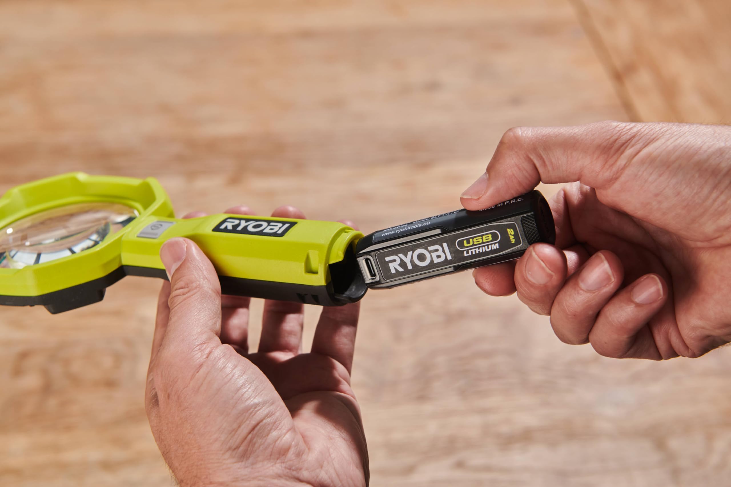 RYOBI - Lupa oświetlona 4V USB litowa - 2 intensywności: 60/200 lumenów - Powiększenie x 3 - W zestawie kabel USB-C i 1 akumulator 4V 2,0 Ah USB litowy - RML4-120G