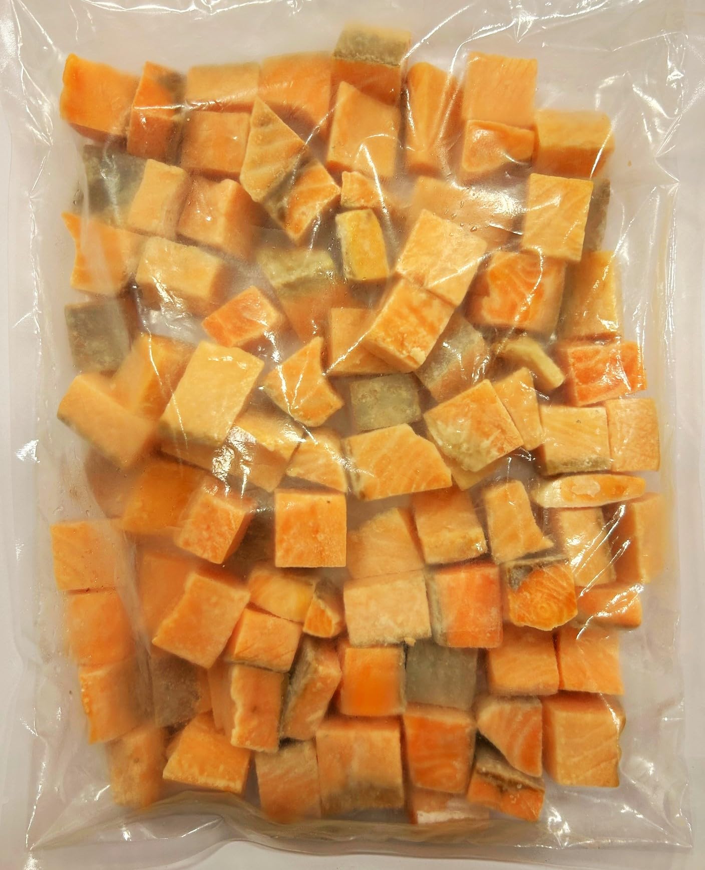 【骨取り】サーモンサイコロカット1kg（加熱用）