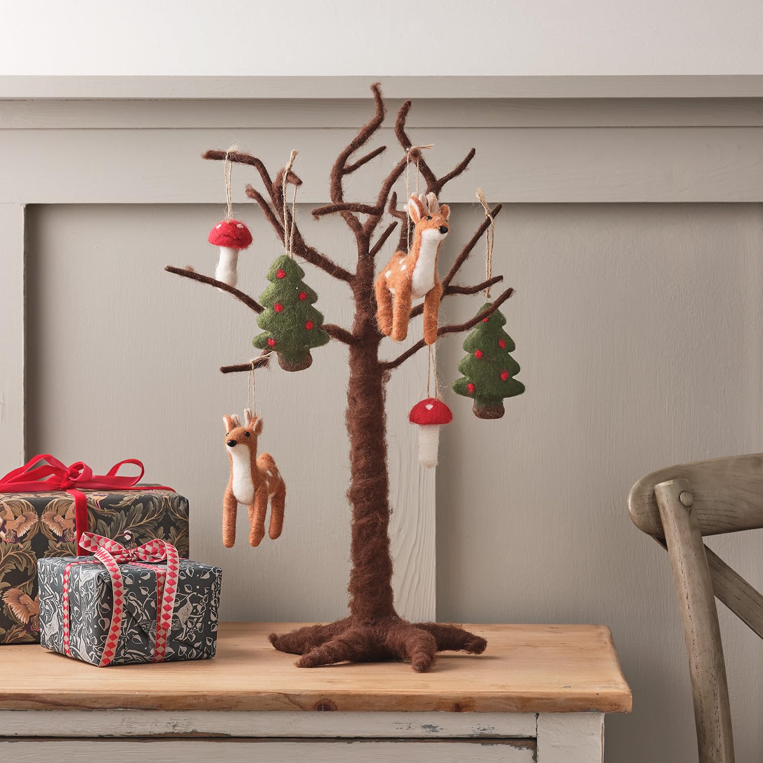 Lights4fun Set di Albero Artificiale in Feltro Marrone da 50 cm e 3 Decorazioni Natalizie in Feltro Appese a Forma di Renna, Funghi e Alberi di Natale Decorazione di Natale per Interni