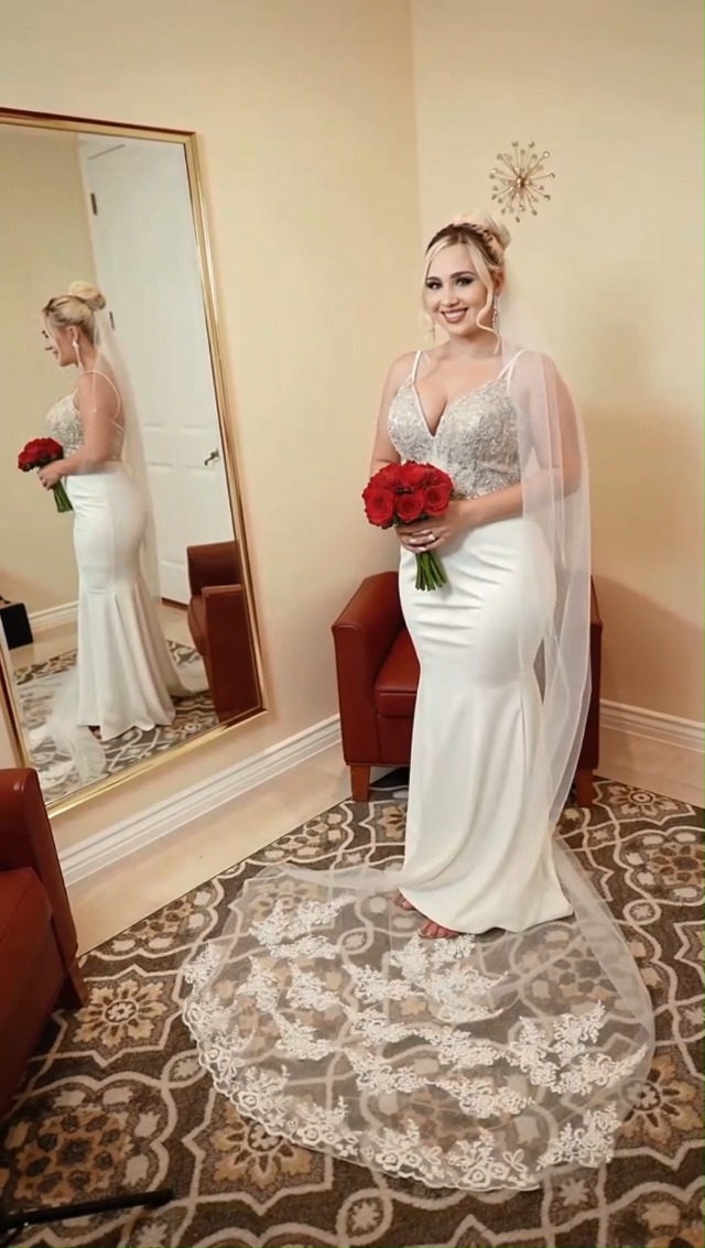 ivory dress and white veil Alie Street Cut Edge Wedding Veil Short (Ivory White)