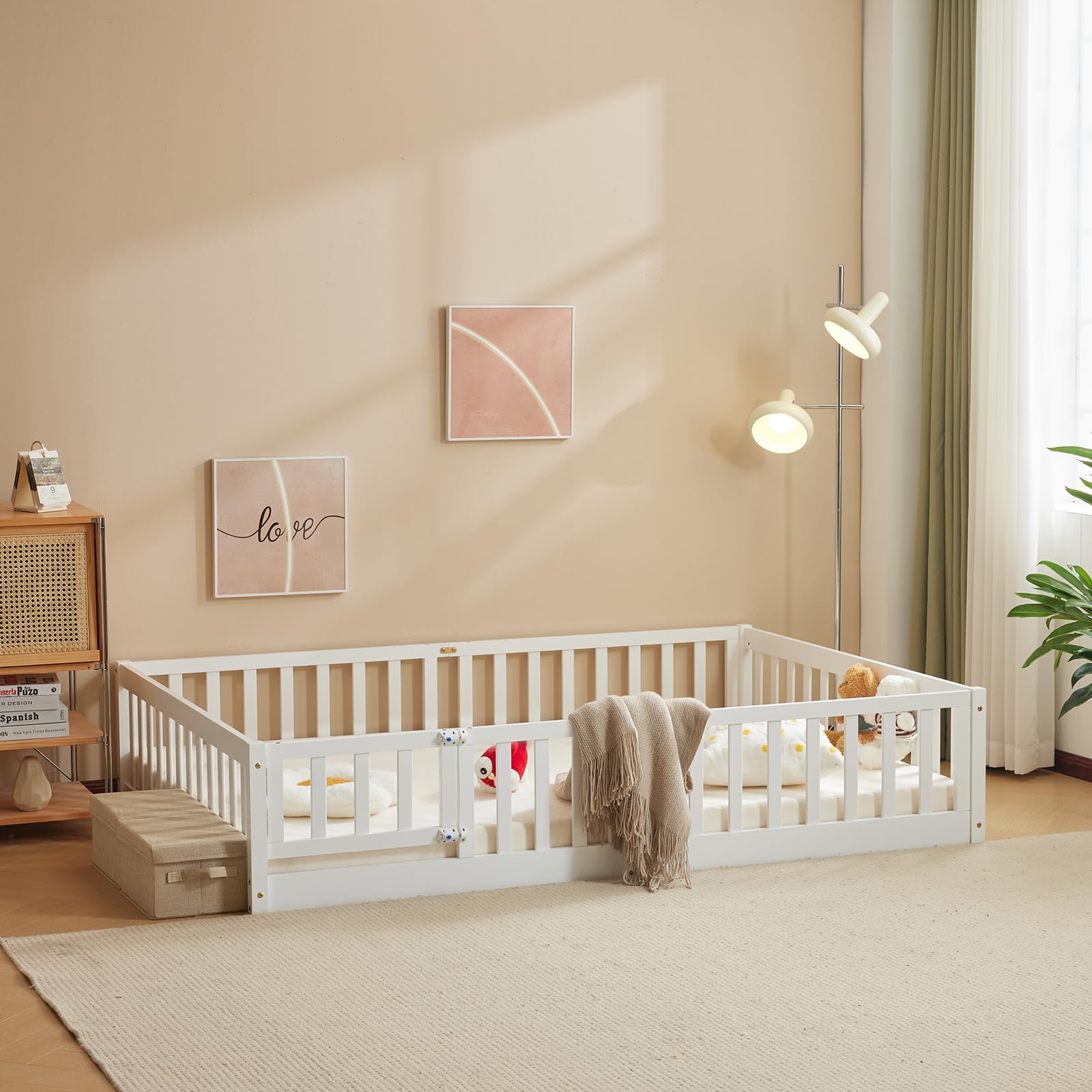 LALAHO Montessori Lit d'enfant Lit au Sol 90x190 cm - Bois Massif avec Porte et Barrière Sécurisée - 12 Lattes Renforcées, Garde-Corps Intégré - pour Enfants (Blanc)