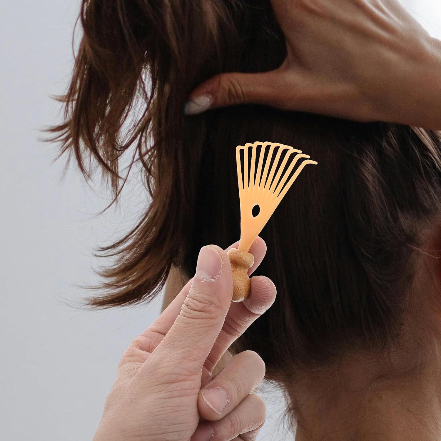 Handheld Scalp Massager Comb with Resin Claw, Mini Manual Head Scratcher for Scalp Cleaning and Relaxation, Beige Portable Massage Tool for Home and Travel Use