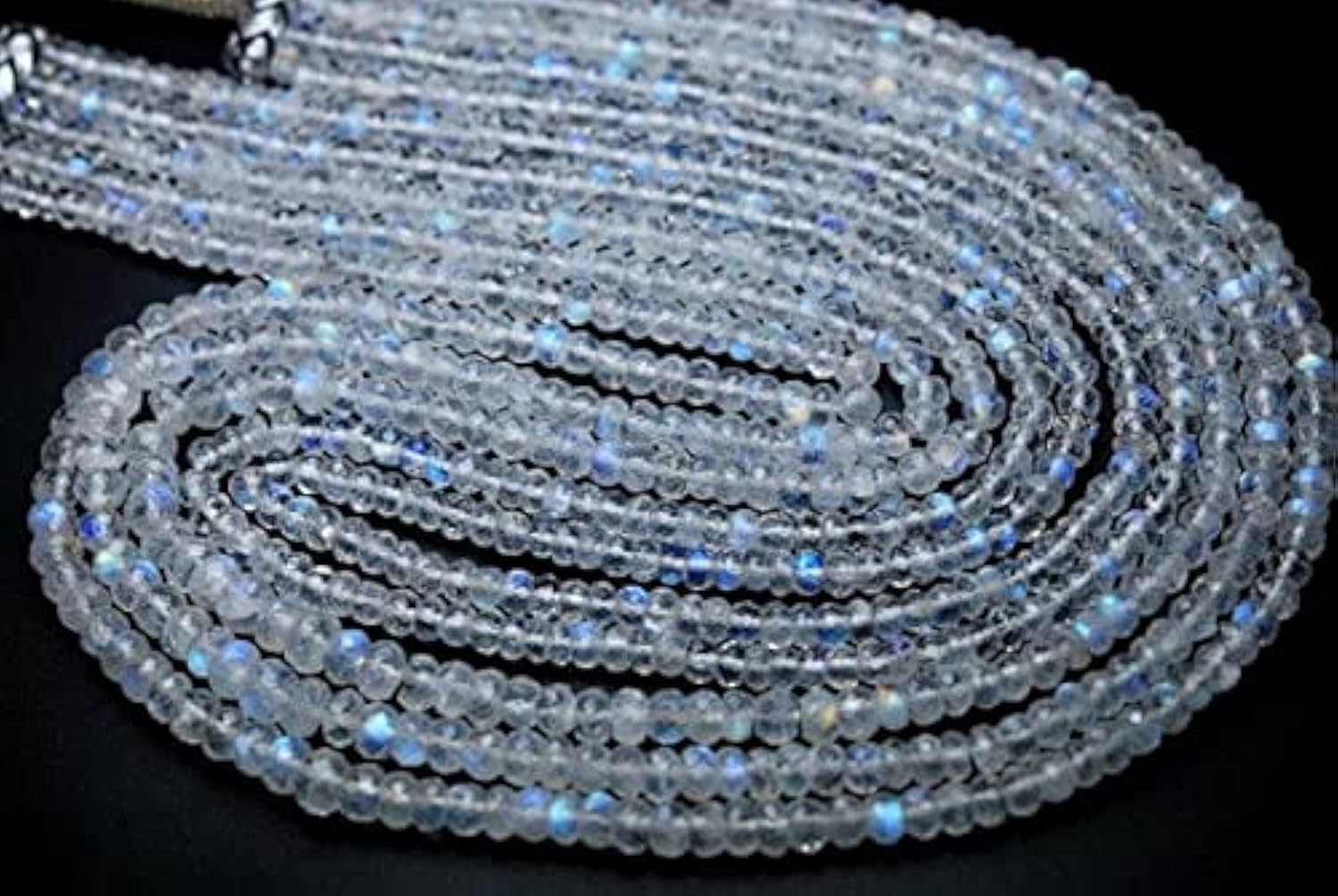 Pierre de lune arc-en-ciel bleue micro-facettée à reflets intenses pour collier