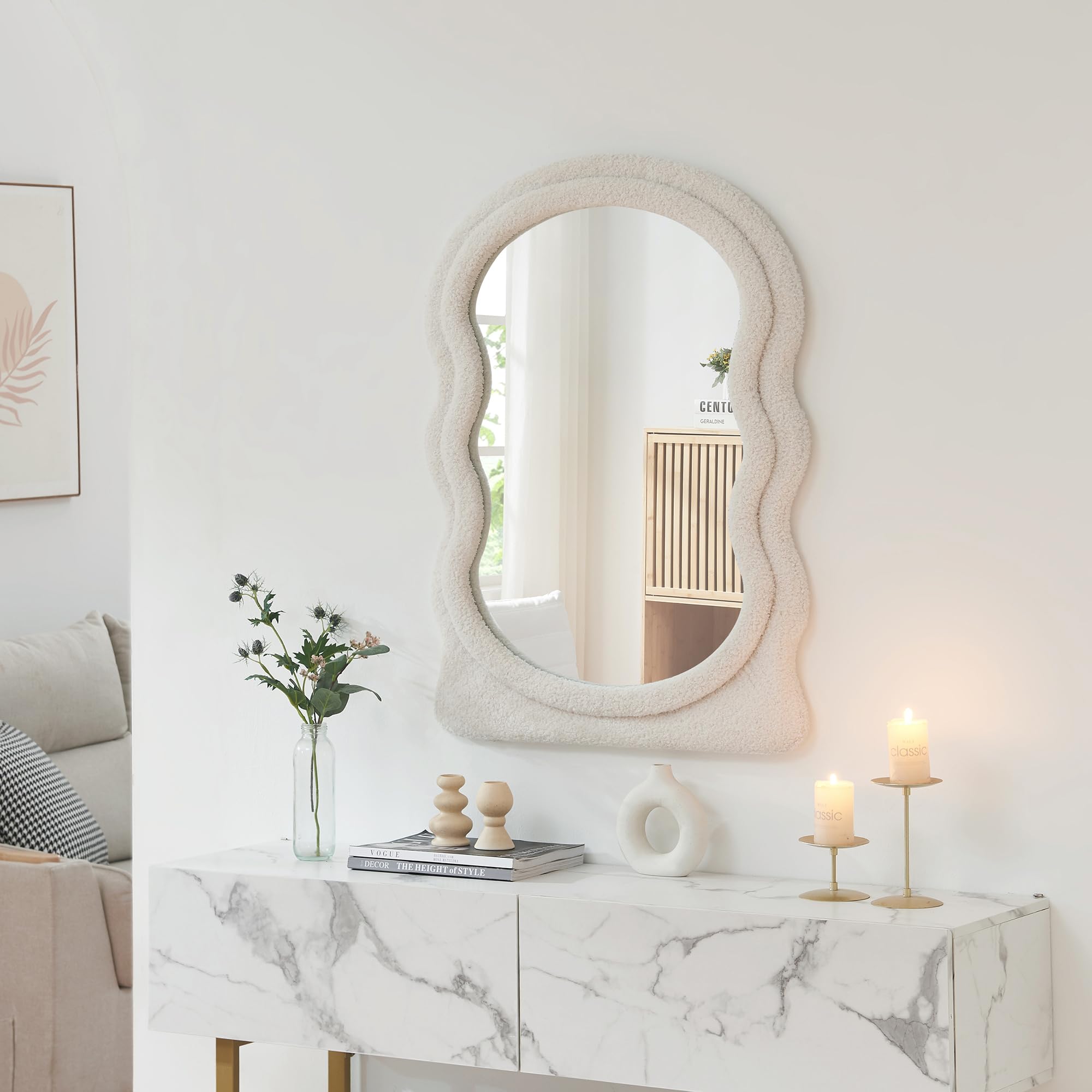 [en.casa] Wandspiegel Brummen Badspiegel mit Teddystoff-Rahmen Badezimmerspiegel 80 x 60 cm geschwungene Form Spiegel für Badezimmer Flur Wohnzimmer Weiß