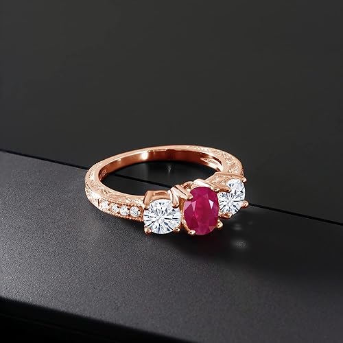 Miniatura 3 de Gem Stone King Anillo de 3 piedras chapado en oro rosa de 18 quilates con rubí y moissanita para mujer