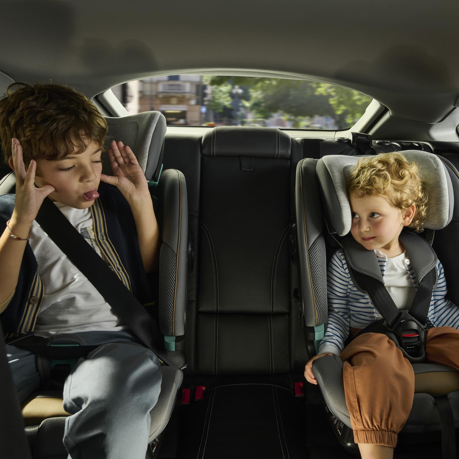 Chicco Seat&Go I-Size Fotelik samochodowy, z systemem Isofix, dla dzieci o wzroście od 76 do 150 cm, do użytku od 15 miesiąca, z dodatkowym wyściółką, w zestawie reduktor
