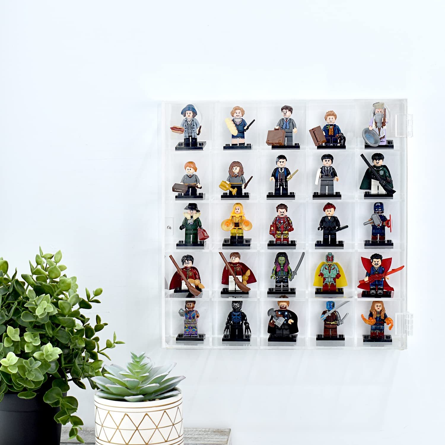 Ikee Design Acrylic Collection Vitrine mit 25 Fächern, mit Magnettür, Wandmontage, Aufbewahrungsregal für kleine Pop-Figuren, Puppen und Edelsteine, Fach: 5,7 x 4,6 x 5,7 cm (B x T x H)