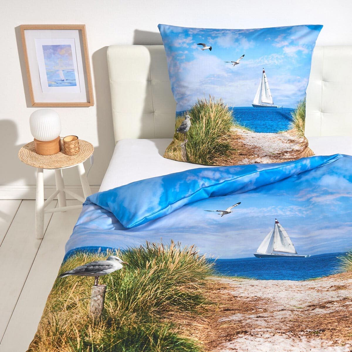 Traumschlaf Mako-Satin Bettwäsche Segelboot – maritimes Strandmotiv mit Dünen und Meerblick – aus 100% Baumwolle in glatter Satin-Qualität – weich und atmungsaktiv – 135x200 cm + 80x80 cm
