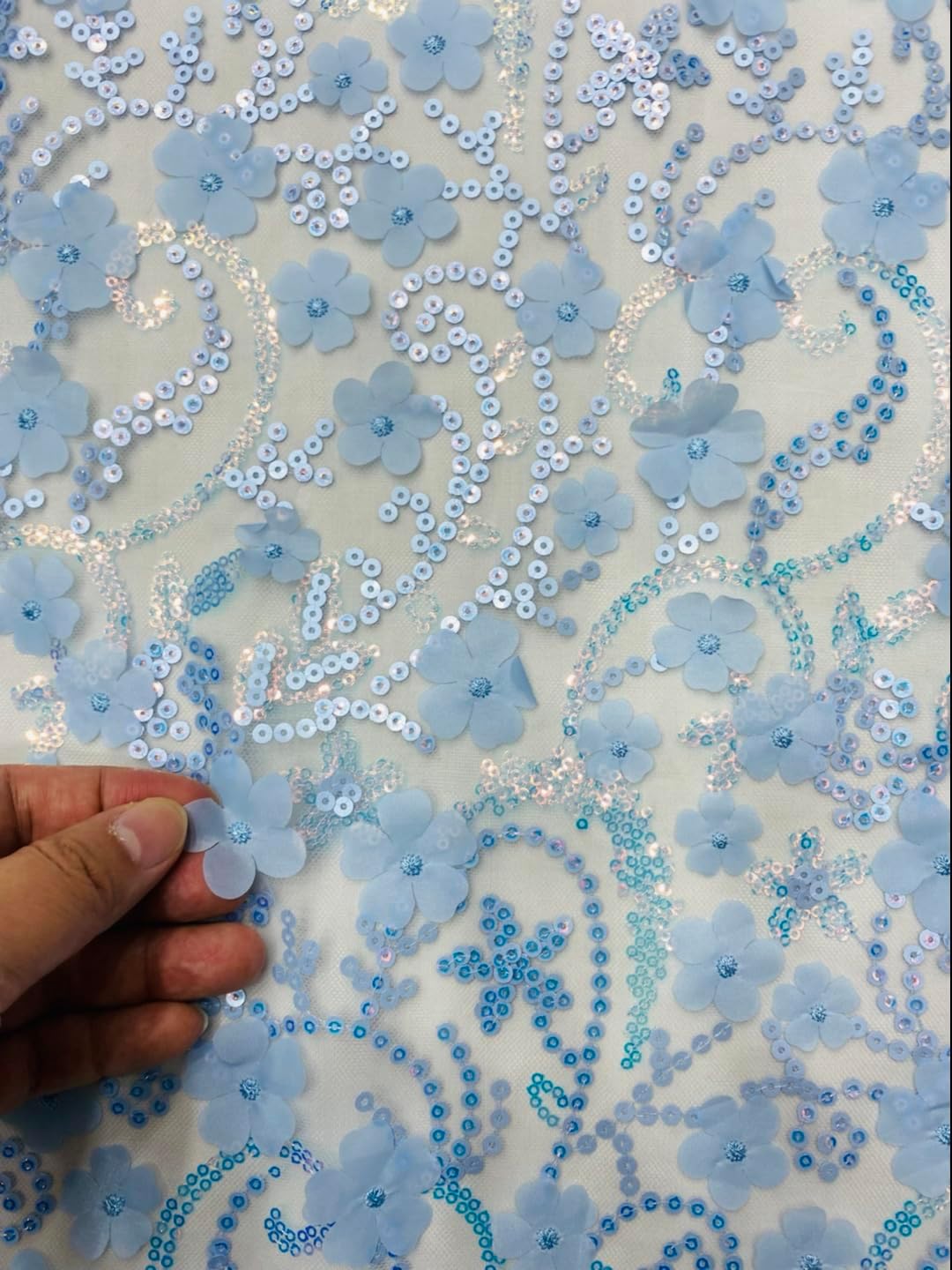 Floral Sequin Embroidered Mesh Lace Fabric with Sheer Base, Delicate Flower Pattern (蓝色)