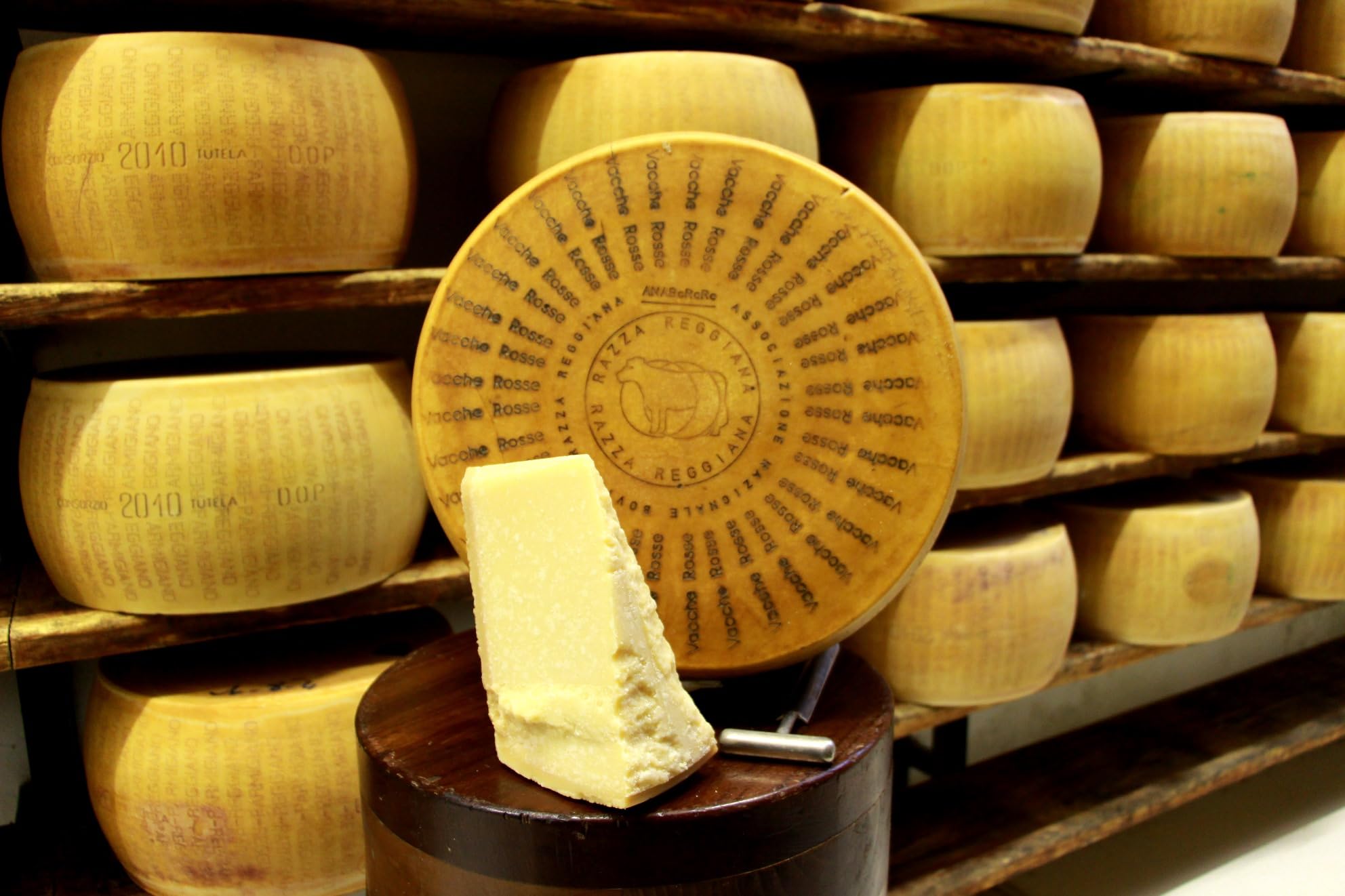 Selected by PARMAshop - Bundle - Parmigiano Reggiano DOP Vacche Rosse 24 meses + 40 meses (1 kg cada uno) + Condimento Balsámico Gocce d'Oro