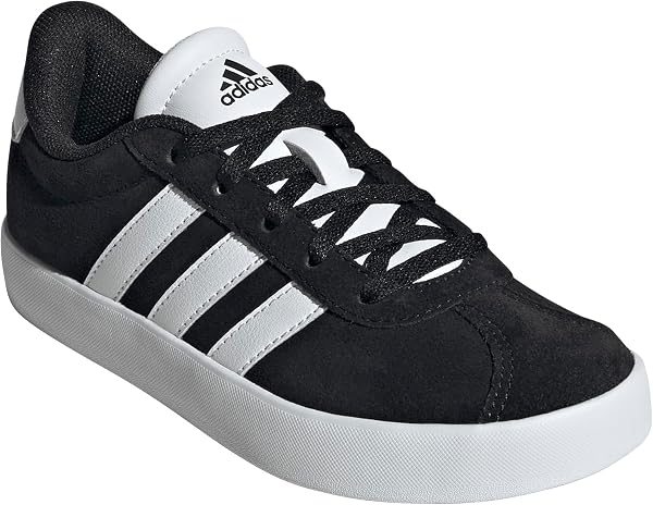 Detalle de las zapatillas adidas VL Court 3.0 para niños, mostrando su diseño casual y suela plana.