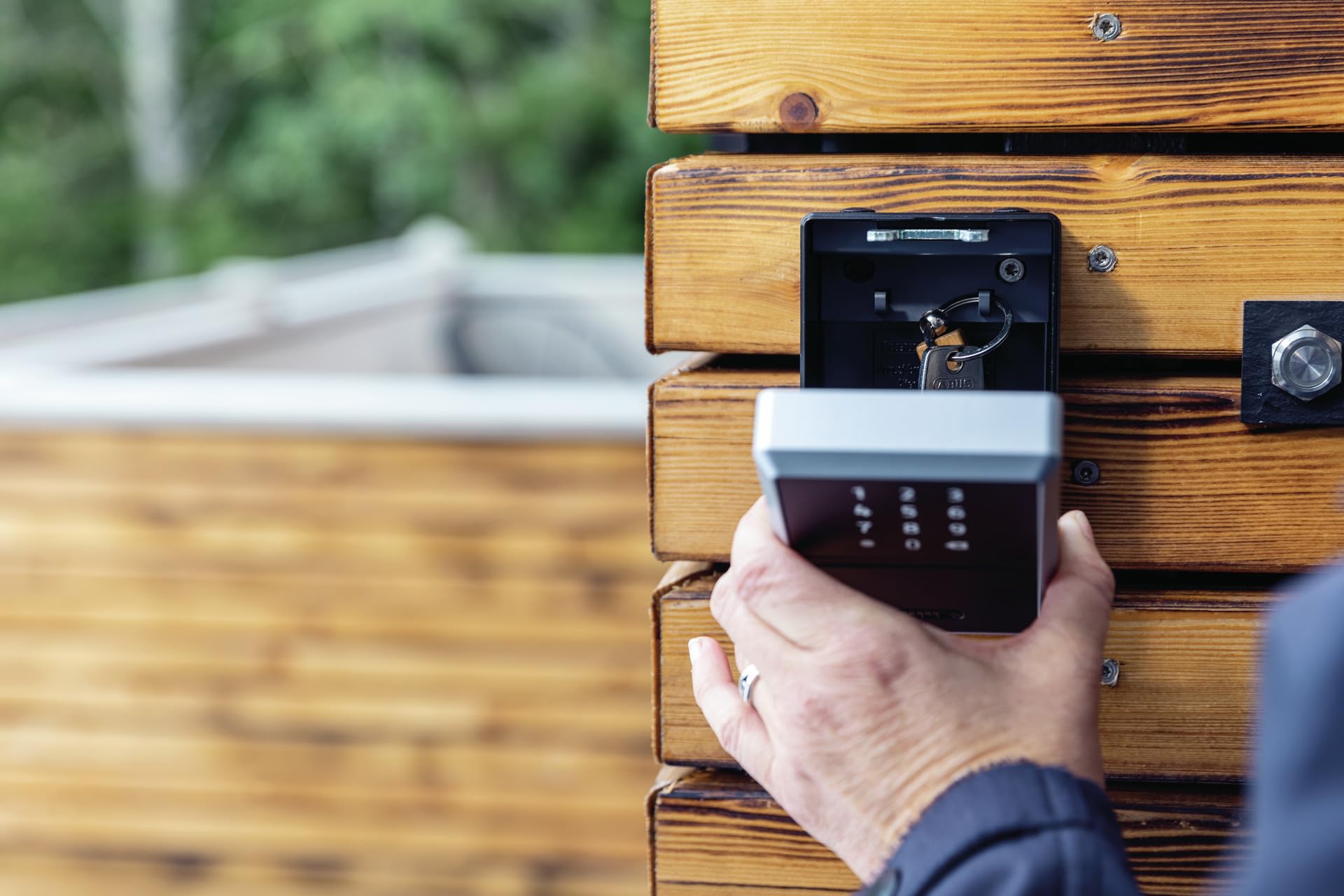 ABUS Cassetta Portachiavi Smart KEYGARAGE One – Apertura via App con Smartphone o Codice Numerico – Portachiavi per 20 Chiavi – Ideale per Case Vacanze – Modello 787 a Parete, Nero