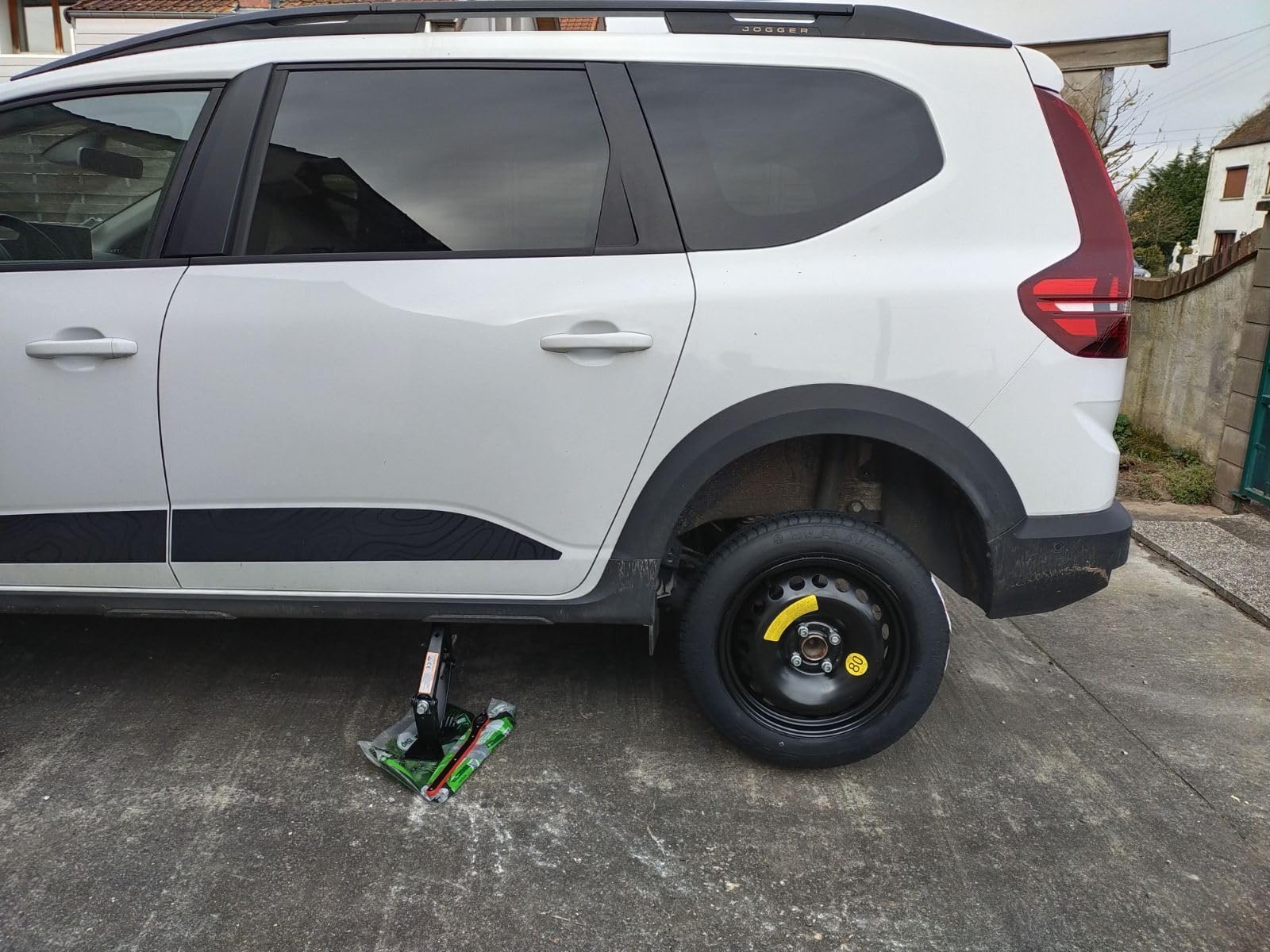 Kit rueda de repuesto de 16" 125/85R16 compatible con Dacia Jogger con gata, llave y funda