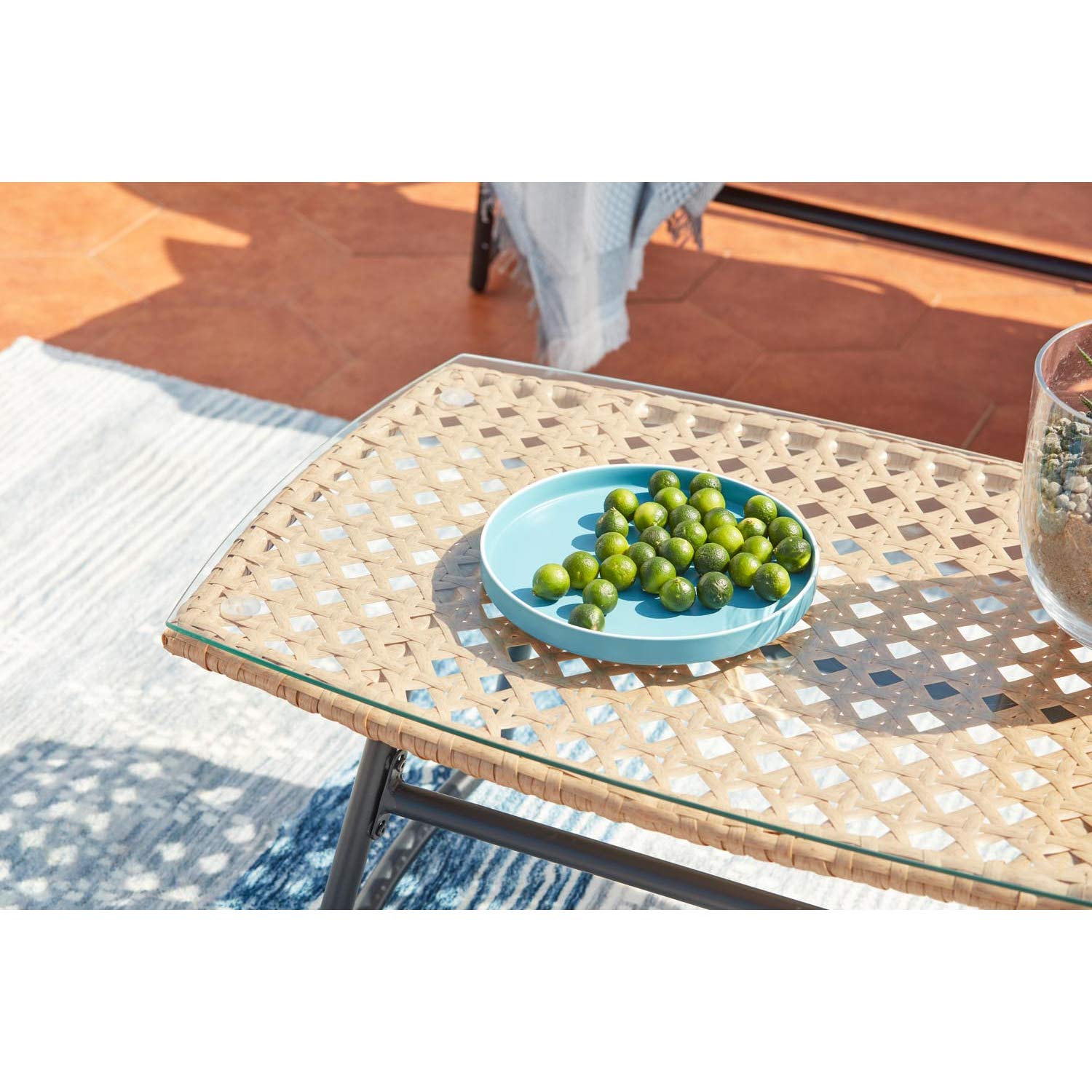 Salon de Jardin 4 Places GUAHANA Résine Aspect Rotin Structure Acier Table Basse Verre Trempé
