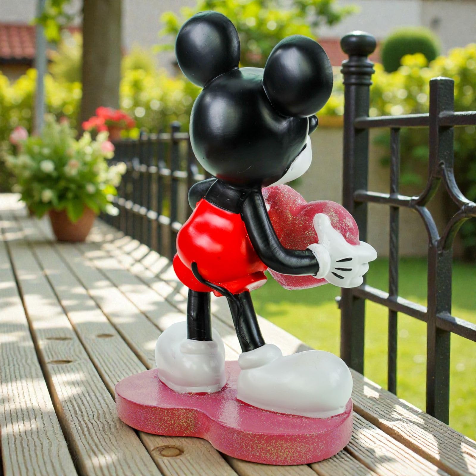 Figurine de jardin Mickey Mouse en Love - Figurine décorative sous licence officielle Disney - 20 x 13 cm - Décoration de jardin Disney résistante aux intempéries - En polyrésine pour jardin, balcon
