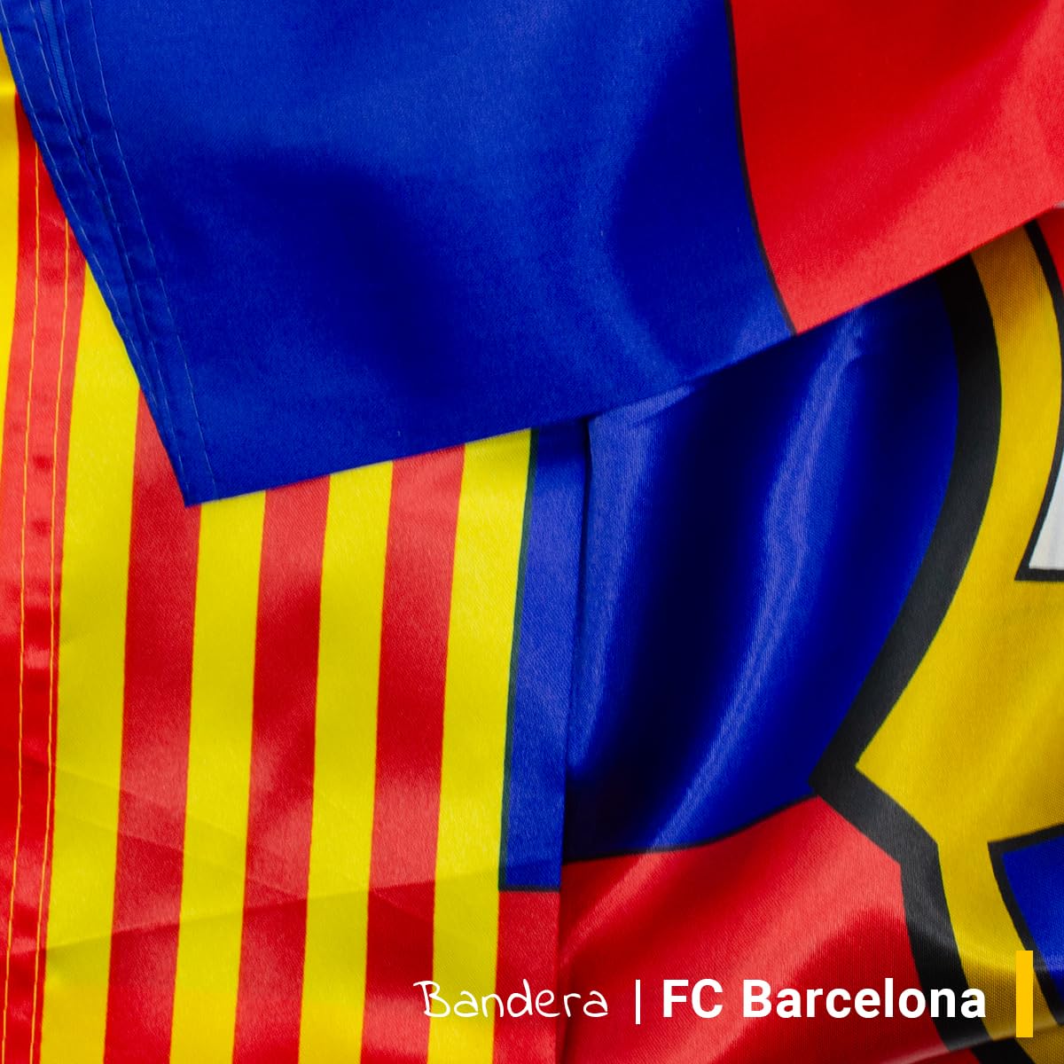 Bandera oficial del Barcelona de Fútbol + Llavero 100% Culers | 150 x 100 cm - Fondo Escudo en el centro Estela | Producto Oficial