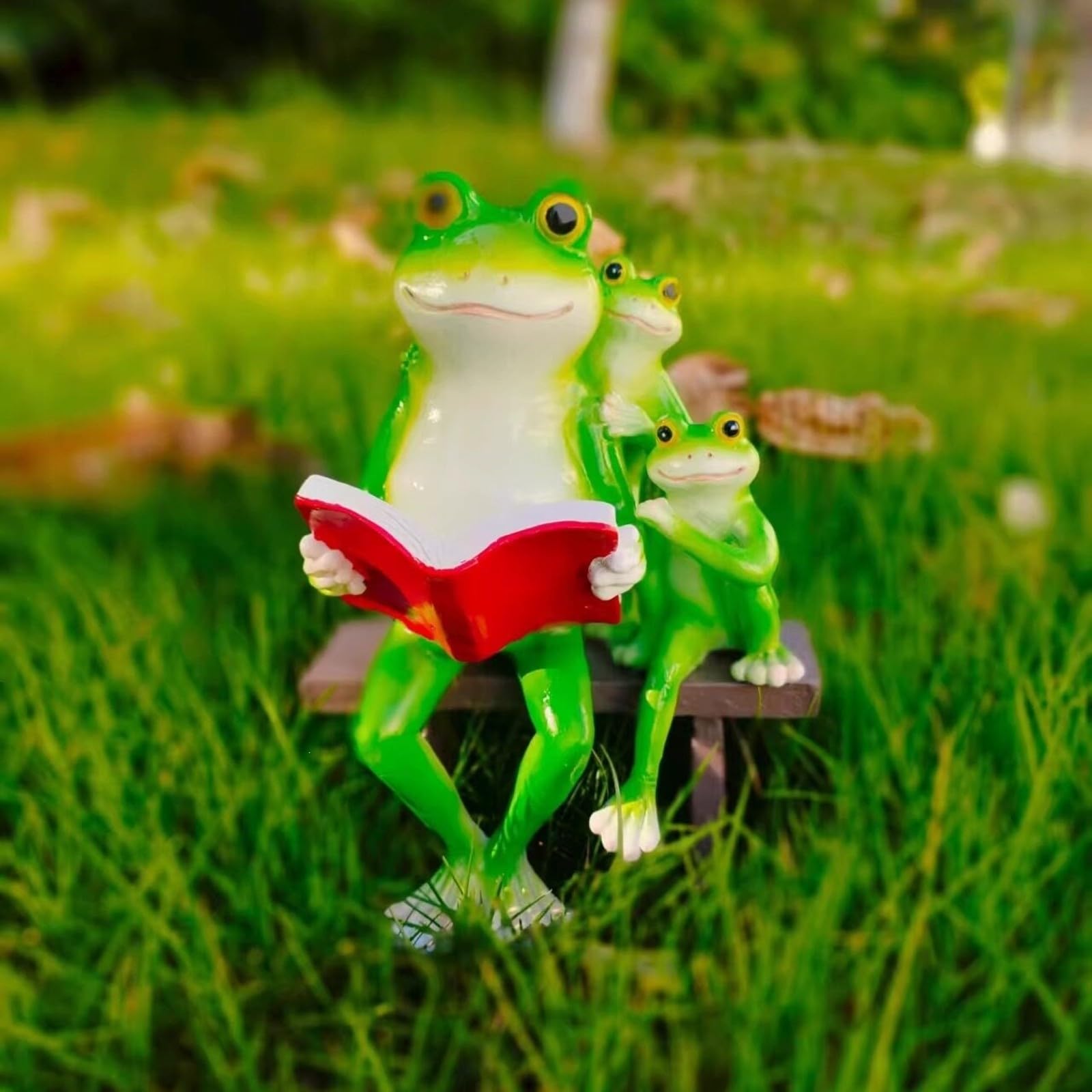 predolo Ländlich Froschfamilie auf Bank | Robustes Kunstharz, Gartenfrosch, Kompakte Größe, Gartenfigur, für Terrasse, Balkon, Blumenbeet, Frosch-Sammler