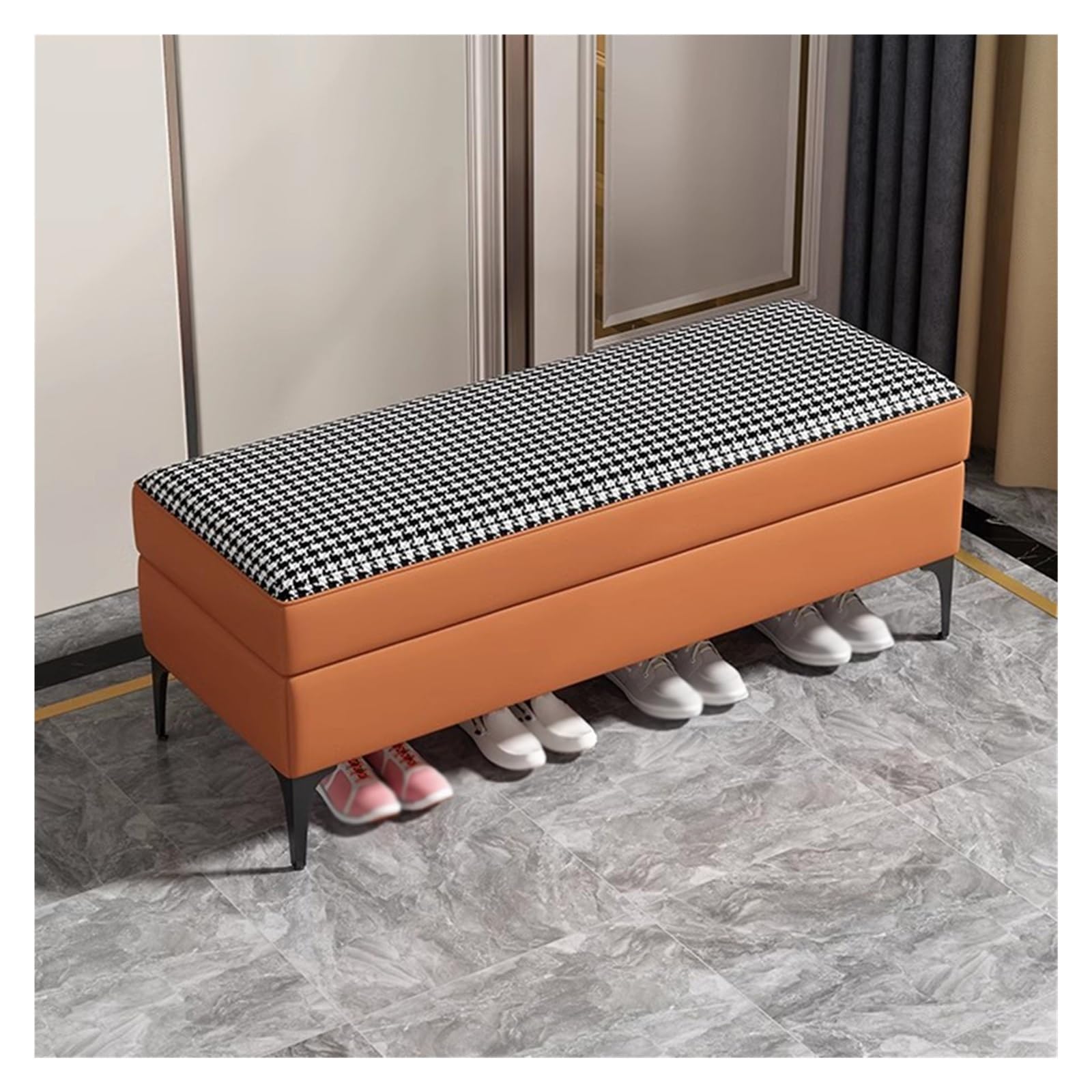 Banc au pied du lit en tissu orange pour organiser et décorer une chambre moderne