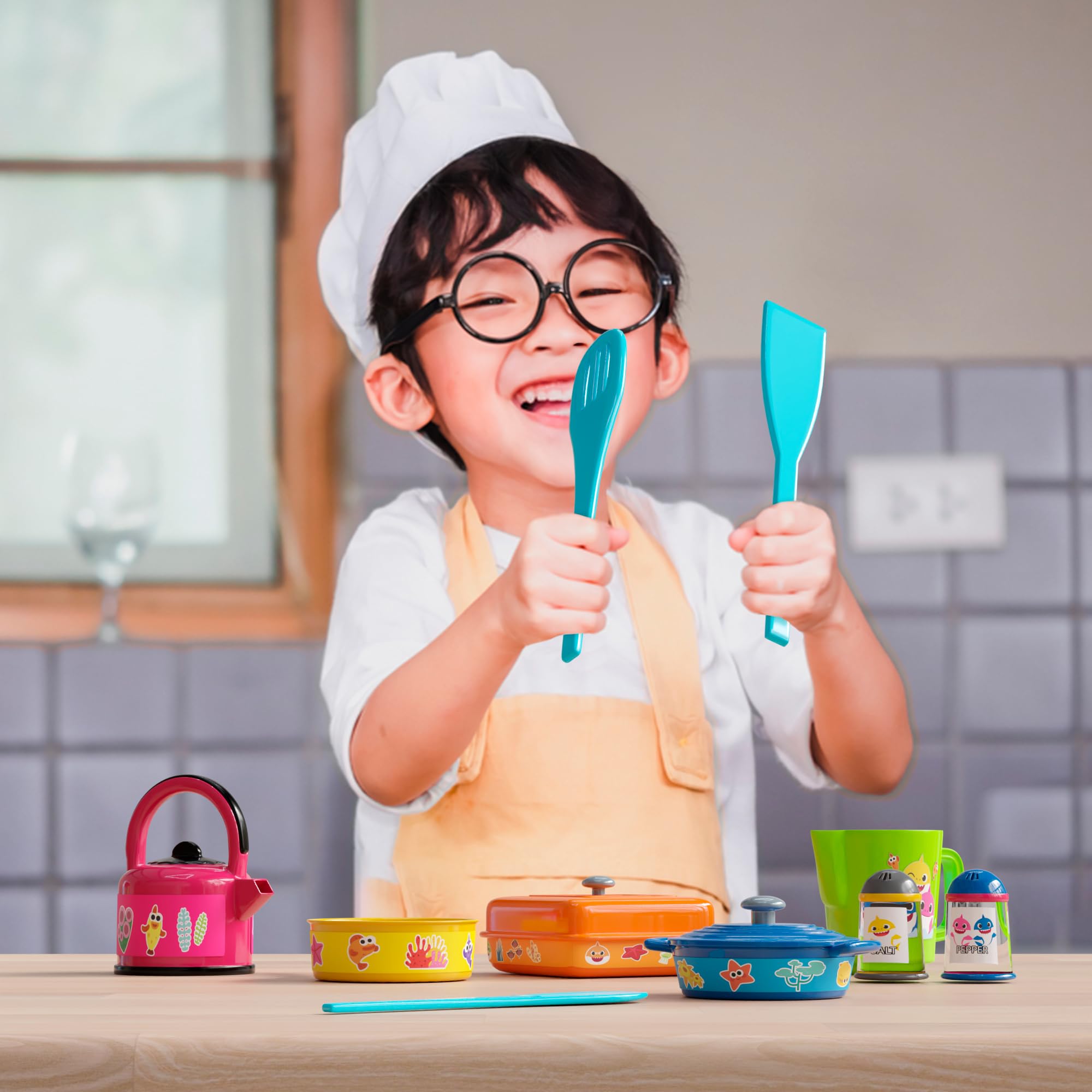 Baby Shark Cooking Adventure Set - Juego de cocina con ollas, sartenes, utensilios, taza medidora, tetera de té, sal y pimentero, gran juego de cocina para niños 8