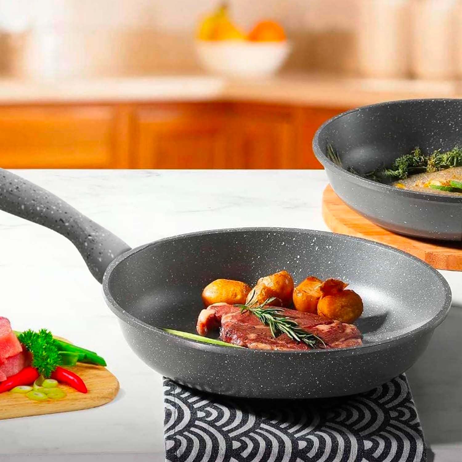 Avilia Padella ad Induzione Antiaderente con Coperchio - Effetto Pietra, Cottura Senza Olio, Manico Ergonomico Soft-Touch, Ottima per Carne, Pesce e Verdure, 20cm, Made in Italy