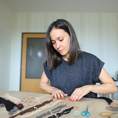 Miniatura 5 de FREEBLOSS Juego de 4 colgadores de macramé para plantas, kit de macramé para adultos principiantes, colgador de plantas para colgar en la pared,