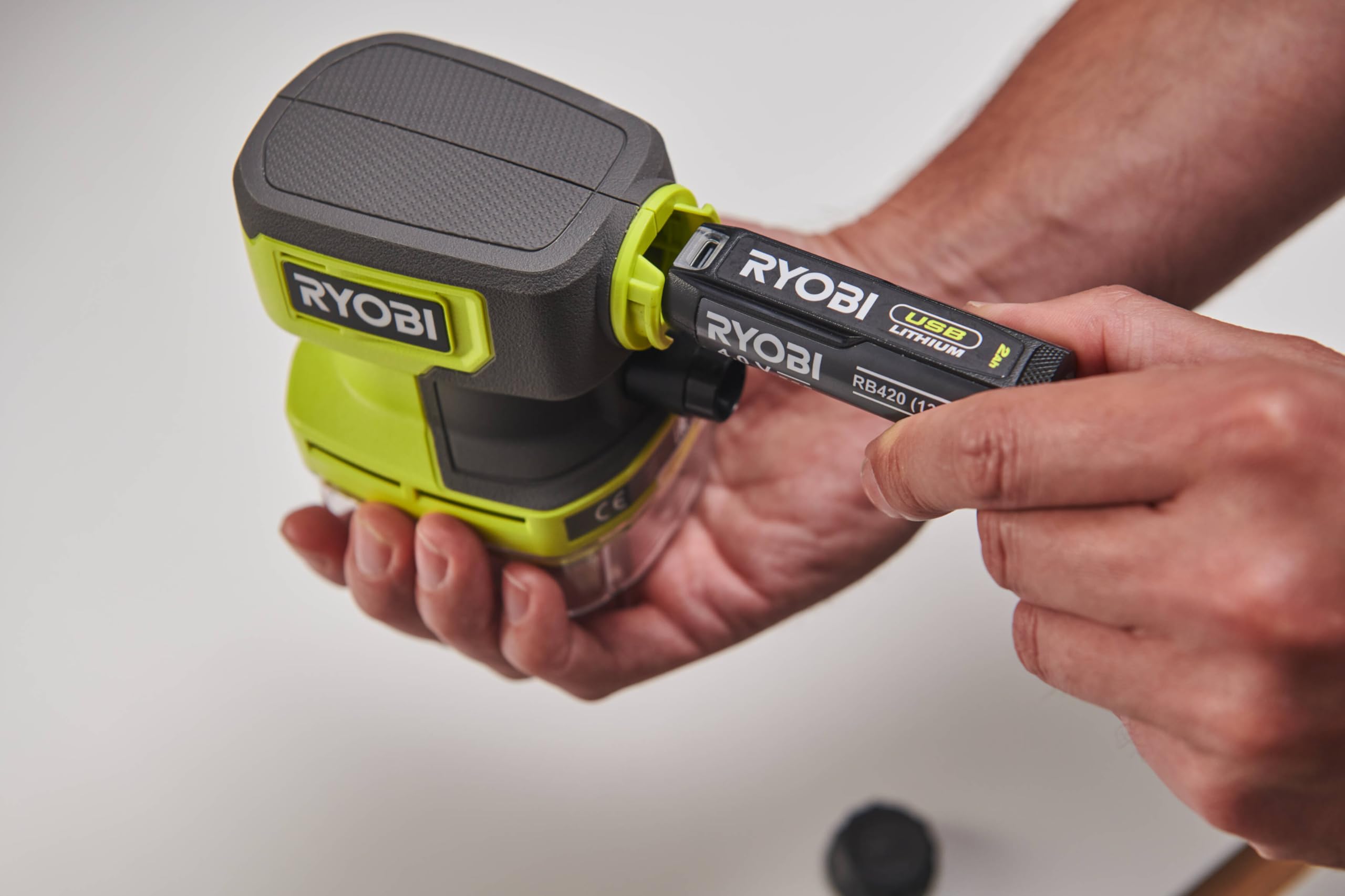 RYOBI - Aspirateur Compact 4V USB Lithium - 142 L/Min - pour Les Petits travaux de Nettoyage à la Maison, dans la Voiture ou dans l’Atelier - livrée avec 1 Batterie 3,0 Ah Son câble USB-C