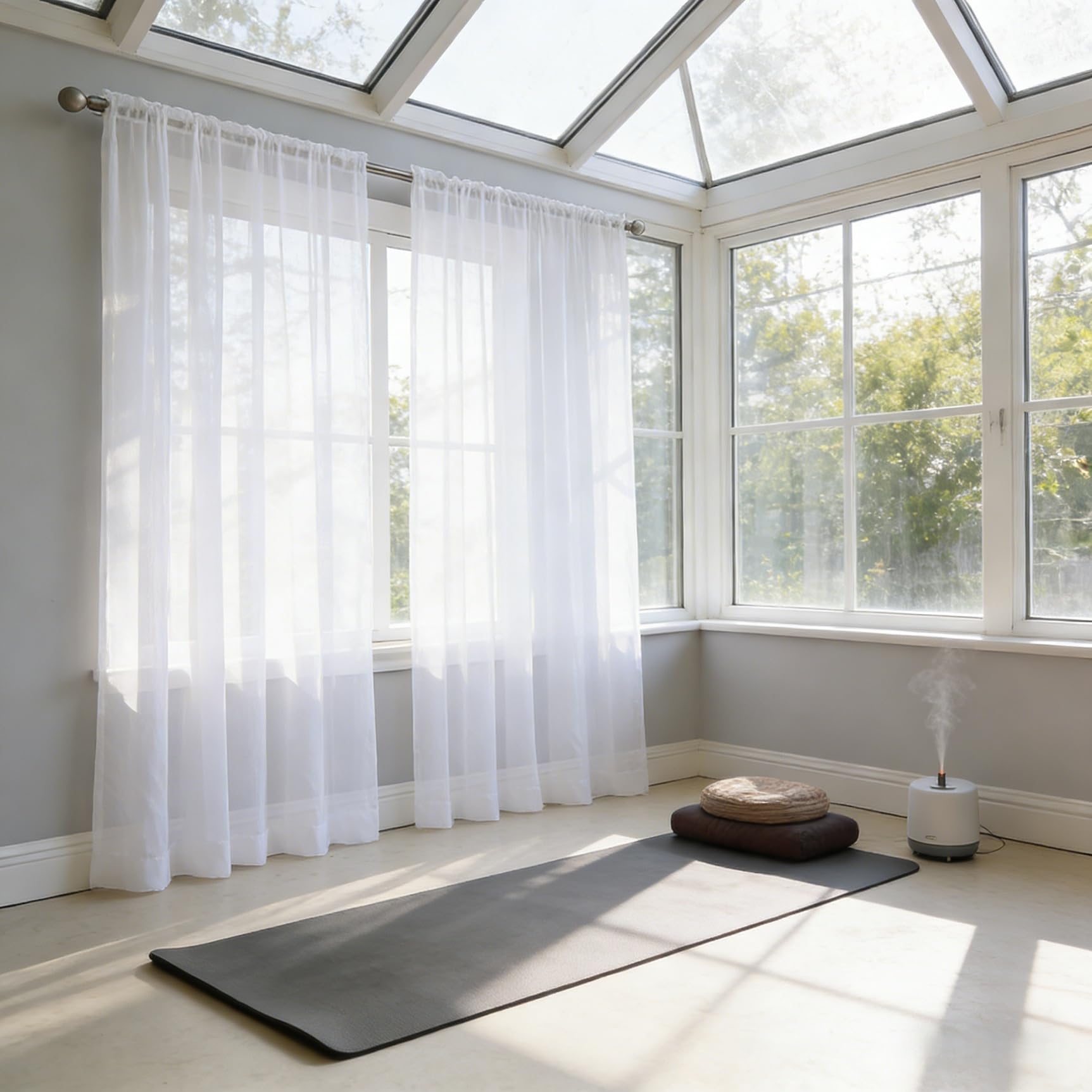 Cortinas transparentes monocolor para ganar claridad en salas de estar oscuras 1