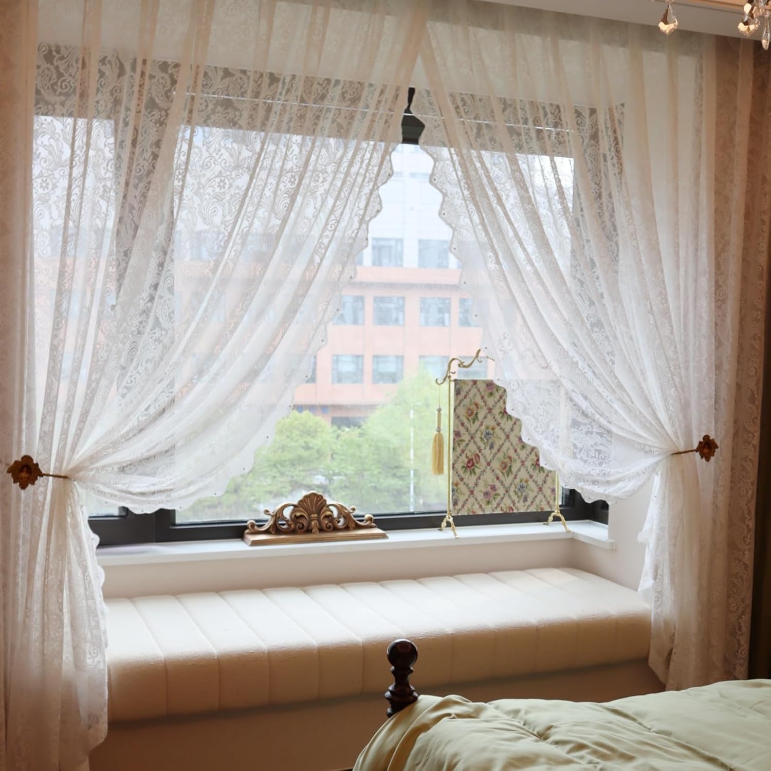 A Pair Victorian Style Gold Brass Curtain Holdbacks, Vintage Decorative Drapery Holders with Portrait Medallions,Elegant Window Treatment Hardware for Home Déco (Gold)