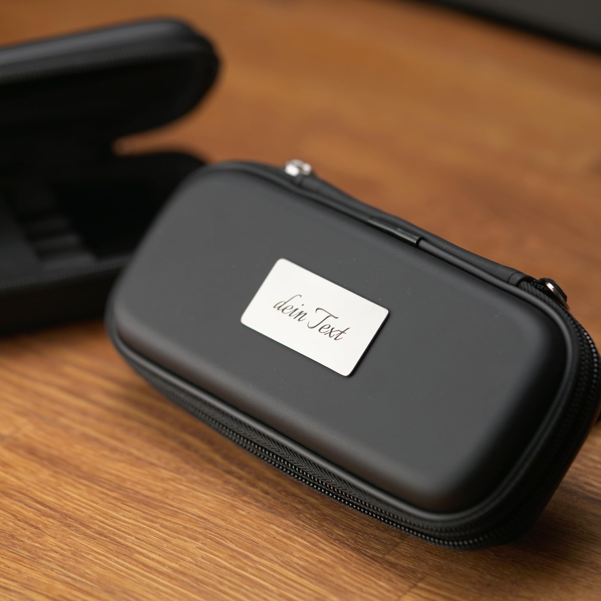 WaveB4 Personalisierte Dart Tasche mit Gravur – Darts Etui für 3 Dartpfeile & Zubehör – Dartcase mit Namen – Individuelle Dartpfeile Aufbewahrung – Dart Zubehör Tasche Geschenk Dartspieler