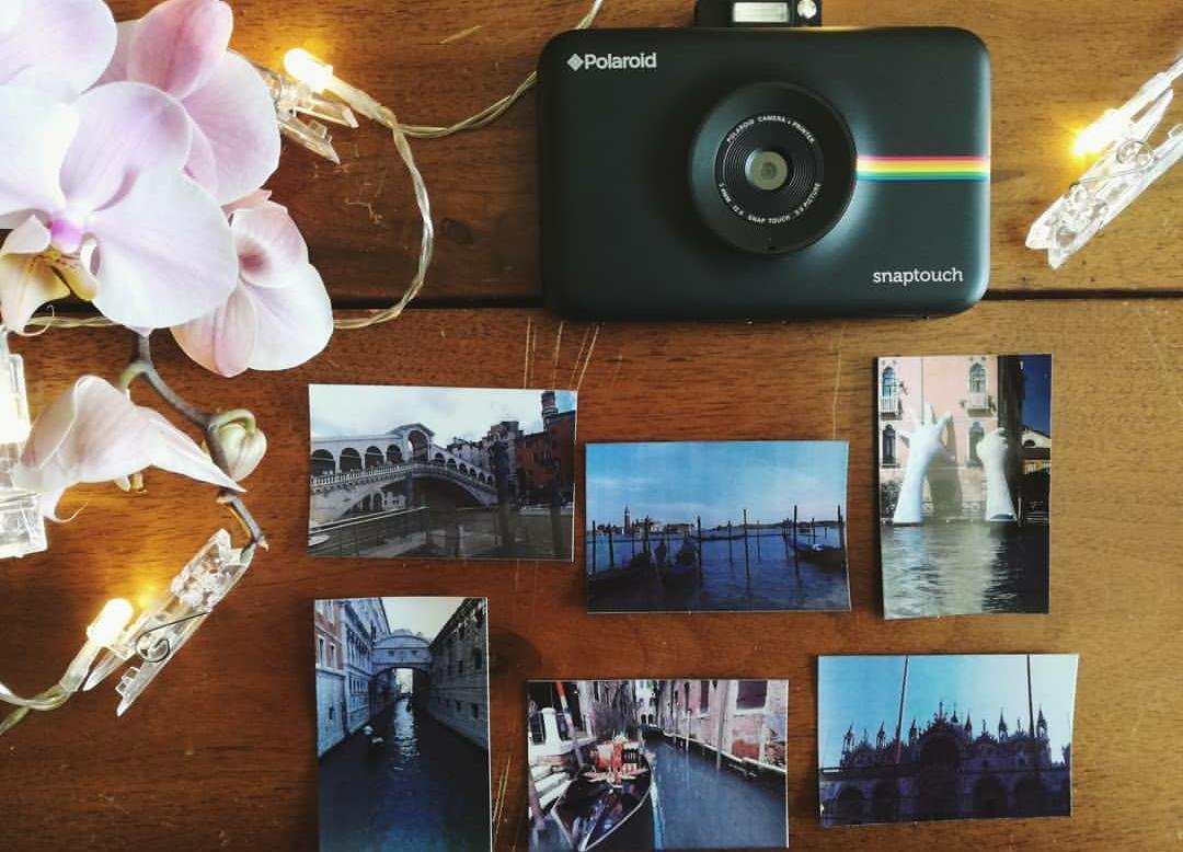 Polaroid Snap Touch - Fotocamera digitale con stampa istantanea Zink Zero con schermo LCD, nera