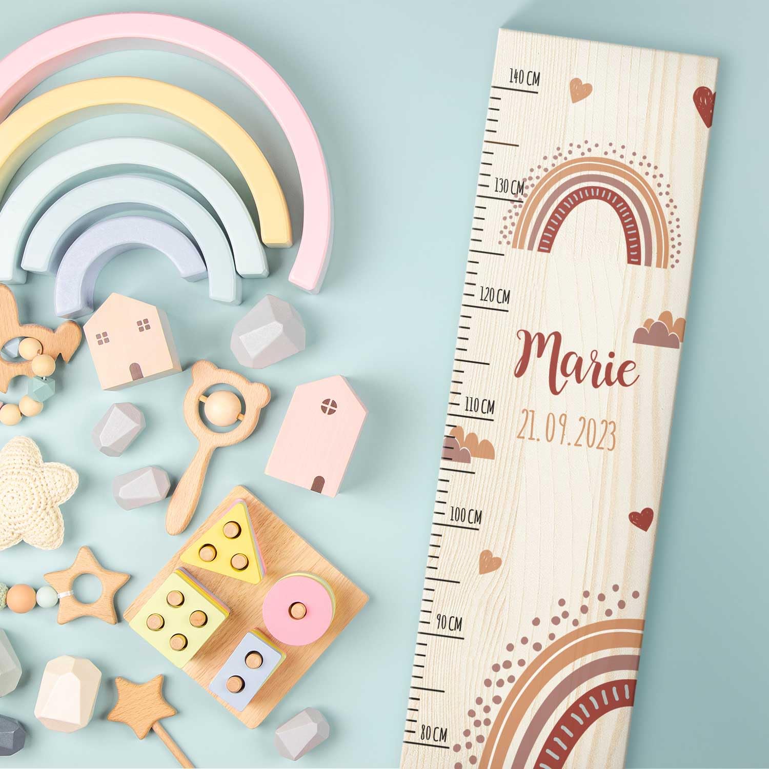 GRAVURZEILE Toise pour enfant en bois - Design rouge arc-en-ciel - Avec nom pour chambre d'enfant - Échelle mesure 80 à 140 cm - Dimensions : 20 x 70 x 2 cm - Cadeau de naissance pour filles et