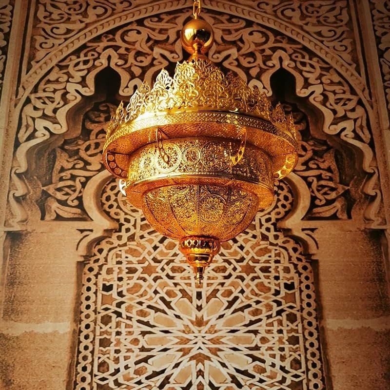 Lustre thaïlandais or 50 cm pour sublimer un plafond haut et réchauffer l'ambiance