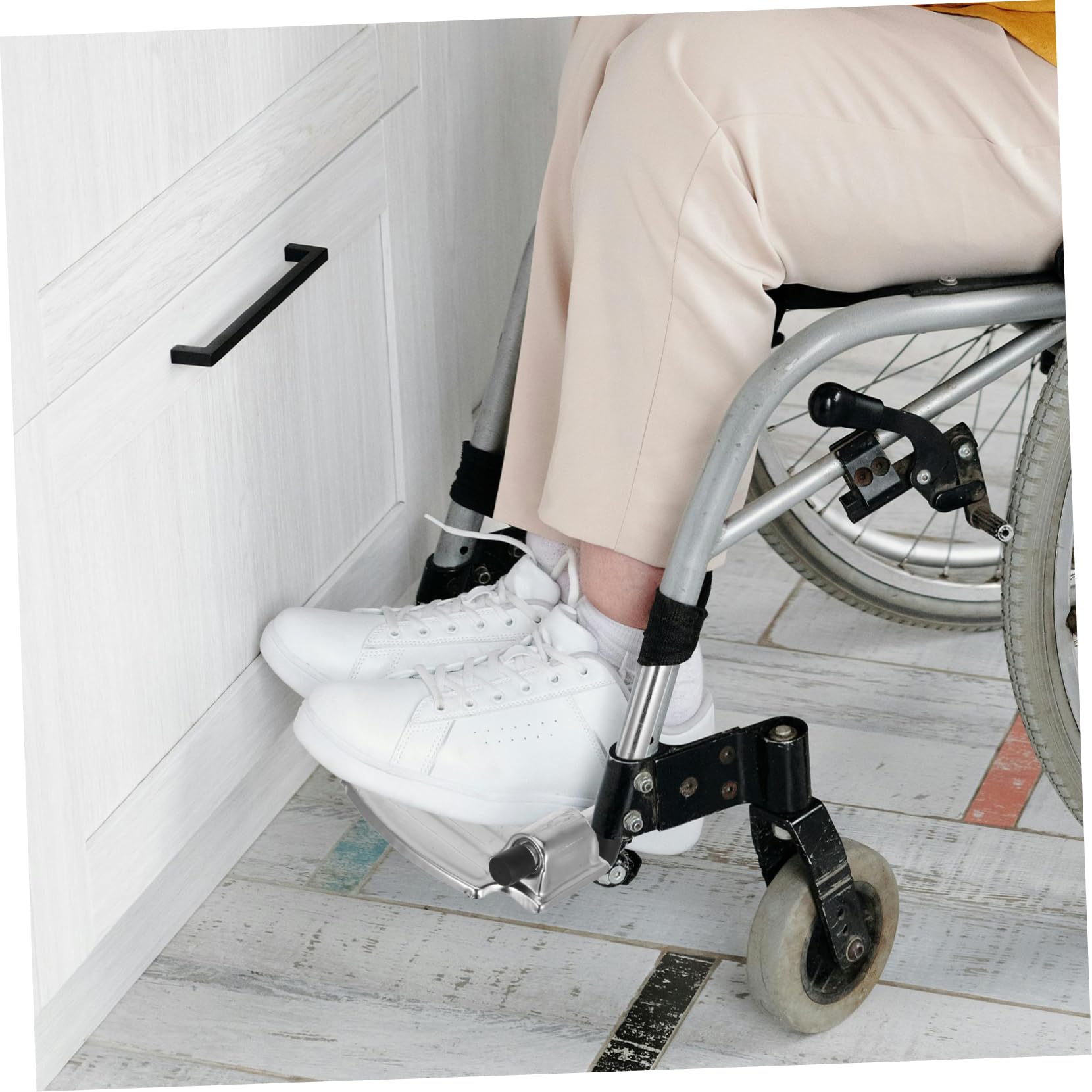 Poggiapiedi per Sedia a Rotelle Robusto e Elevabile, Set 2 Pezzi in Metallo Resistente, Supporto Antiscivolo per Pazienti Anziani e Disabili, Accessori Ricambio per Sedie