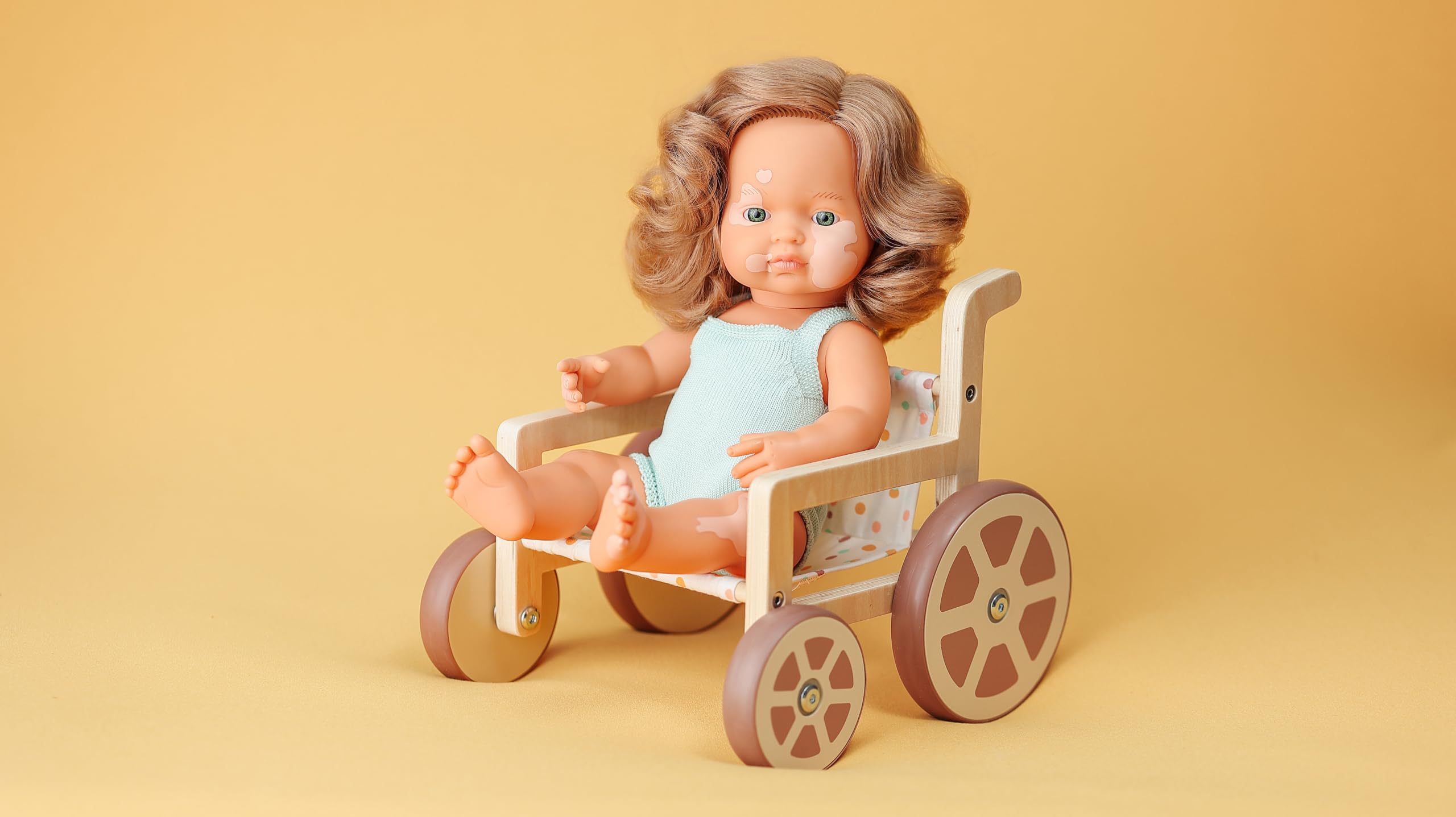 Miniland Fauteuil Roulant en matériaux écologiques pour poupées jusqu'à 38 centimètres. Inclusion.